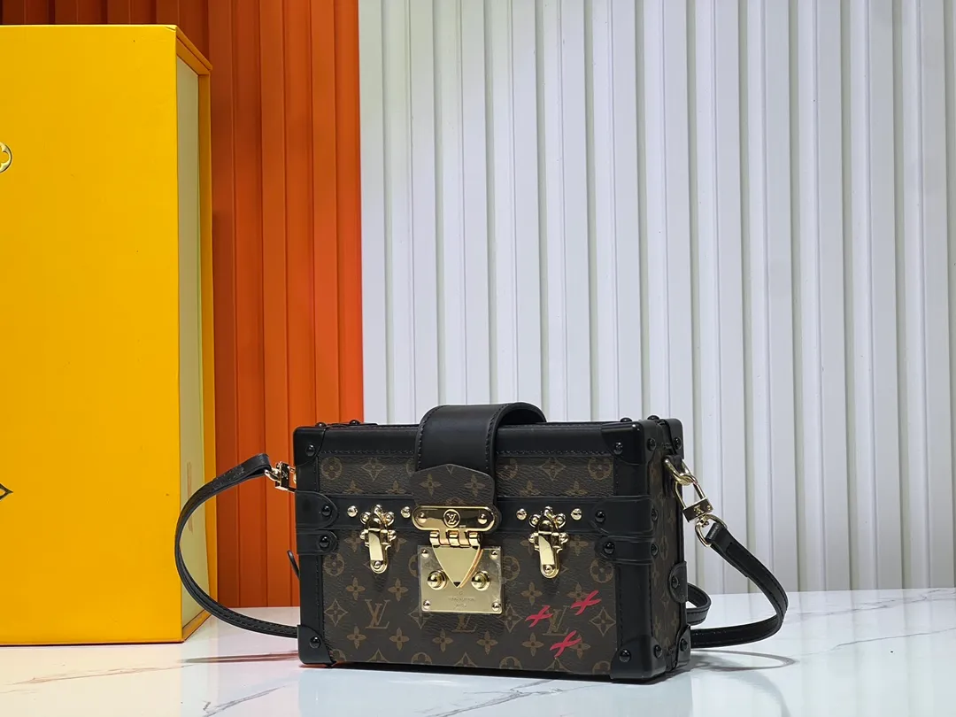Batch 260💰Upgraded original M86286. This Petite Malle handbag from the 2019 early spring series was jointly created by women's artistic director Nicolas Ghesquière and Grace Coddington. The Catogram decorative design is particularly charming. Made of classic Monogram canvas fabric, equipped with detachable shoulder straps and classic S-shaped buckles, it is elegant and practical.      20.0 x 12.5 x 5.0 cm (length x height x width)