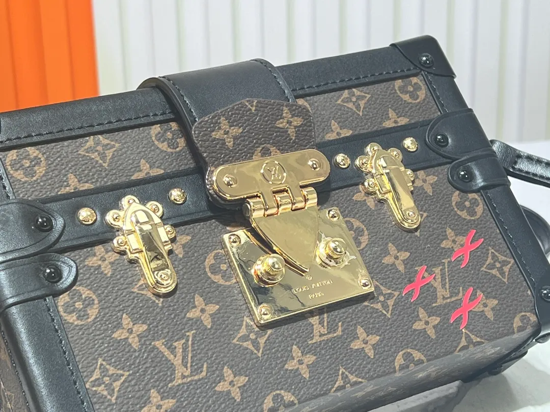 Batch 260💰Upgraded original M86286. This Petite Malle handbag from the 2019 early spring series was jointly created by women's artistic director Nicolas Ghesquière and Grace Coddington. The Catogram decorative design is particularly charming. Made of classic Monogram canvas fabric, equipped with detachable shoulder straps and classic S-shaped buckles, it is elegant and practical.      20.0 x 12.5 x 5.0 cm (length x height x width)