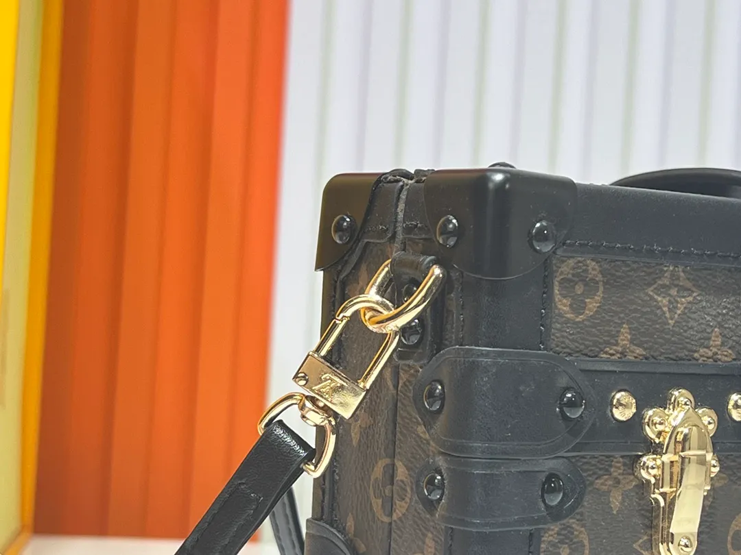 Batch 260💰Upgraded original M86286. This Petite Malle handbag from the 2019 early spring series was jointly created by women's artistic director Nicolas Ghesquière and Grace Coddington. The Catogram decorative design is particularly charming. Made of classic Monogram canvas fabric, equipped with detachable shoulder straps and classic S-shaped buckles, it is elegant and practical.      20.0 x 12.5 x 5.0 cm (length x height x width)