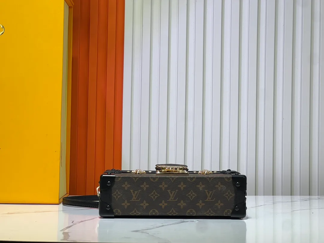 Batch 260💰Upgraded original M86286. This Petite Malle handbag from the 2019 early spring series was jointly created by women's artistic director Nicolas Ghesquière and Grace Coddington. The Catogram decorative design is particularly charming. Made of classic Monogram canvas fabric, equipped with detachable shoulder straps and classic S-shaped buckles, it is elegant and practical.      20.0 x 12.5 x 5.0 cm (length x height x width)
