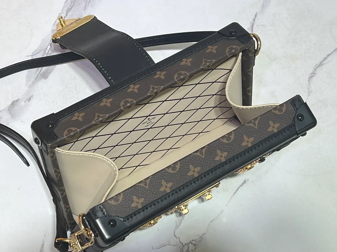 Batch 260💰Upgraded original M86286. This Petite Malle handbag from the 2019 early spring series was jointly created by women's artistic director Nicolas Ghesquière and Grace Coddington. The Catogram decorative design is particularly charming. Made of classic Monogram canvas fabric, equipped with detachable shoulder straps and classic S-shaped buckles, it is elegant and practical.      20.0 x 12.5 x 5.0 cm (length x height x width)