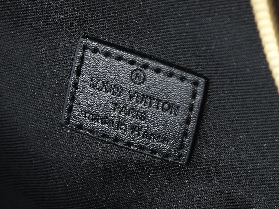 💰220💰Upgraded from the original version to the new version M44871 M44873 M44874 Made of Monogram Reverse canvas, this backpack is a personalized accessory for urban trendsetters, matching the energetic posture on the road. This backpack is lightweight, comfortable and practical, and its loose construction creates plenty of space. Dimensions: 22.0x 29.0x 10.0 cm (length x height x width)