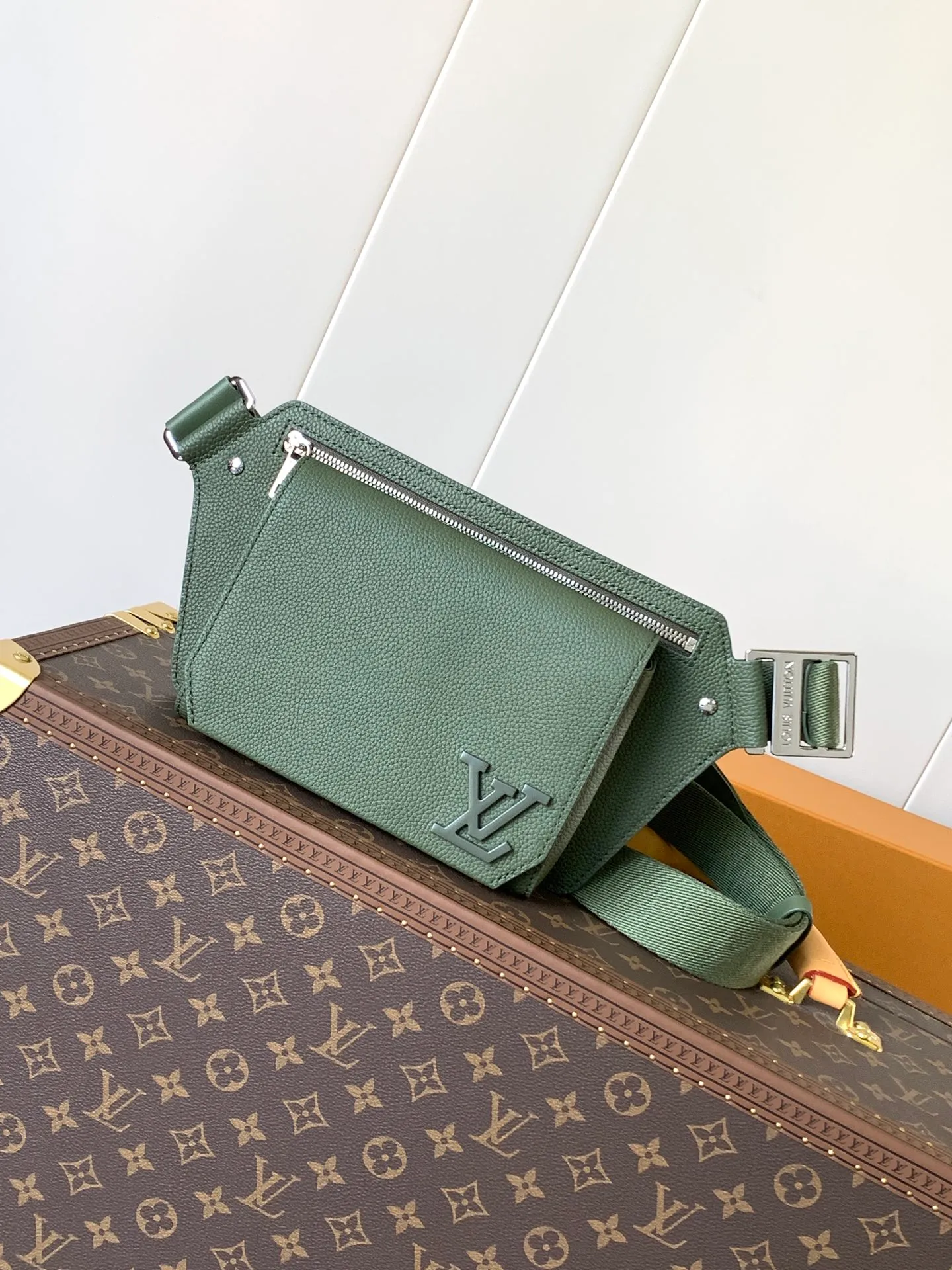 💰940 (first-grain leather) top original order M57081 black M21364 blue M21364 gray green M21364 military green top original order transcoding chip exclusive original order The new LV Aerogram shoulder bag is made of fine grained cow leather to create a minimalist design, allowing fashionistas to free their hands, with a metal LV logo and a shoulder strap derived from the brand's traditional hard case. An obtuse flap and magnetic closure open the generous main compartment, and a zippered pocket adds an extra layer of protection. 30.0 x 16.0 x 3.0 cm (Length x Height x Width) • LV Aerogram cow leather • Cow leather trim • Textile lining • Metal hardware • Metal lettering logo • Flap front pocket with magnetic closure • Zip outer compartment • Shoulder strap: non-detachable, adjustable • Half-length strap: 36.0 cm • Half-length strap adjustable to: 53.0 cm