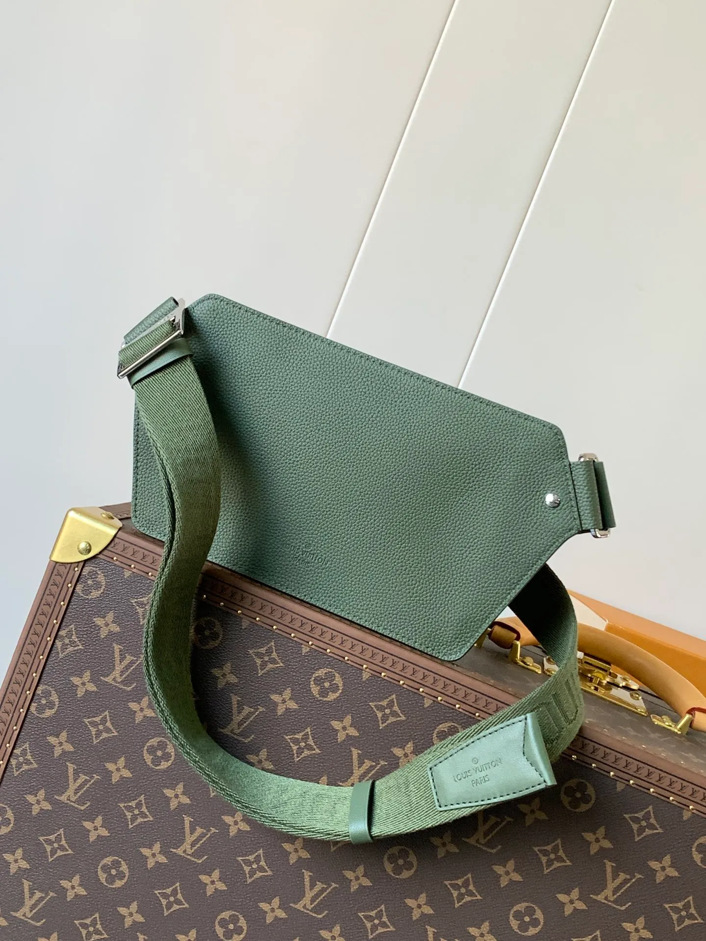 💰940 (first-grain leather) top original order M57081 black M21364 blue M21364 gray green M21364 military green top original order transcoding chip exclusive original order The new LV Aerogram shoulder bag is made of fine grained cow leather to create a minimalist design, allowing fashionistas to free their hands, with a metal LV logo and a shoulder strap derived from the brand's traditional hard case. An obtuse flap and magnetic closure open the generous main compartment, and a zippered pocket adds an extra layer of protection. 30.0 x 16.0 x 3.0 cm (Length x Height x Width) • LV Aerogram cow leather • Cow leather trim • Textile lining • Metal hardware • Metal lettering logo • Flap front pocket with magnetic closure • Zip outer compartment • Shoulder strap: non-detachable, adjustable • Half-length strap: 36.0 cm • Half-length strap adjustable to: 53.0 cm