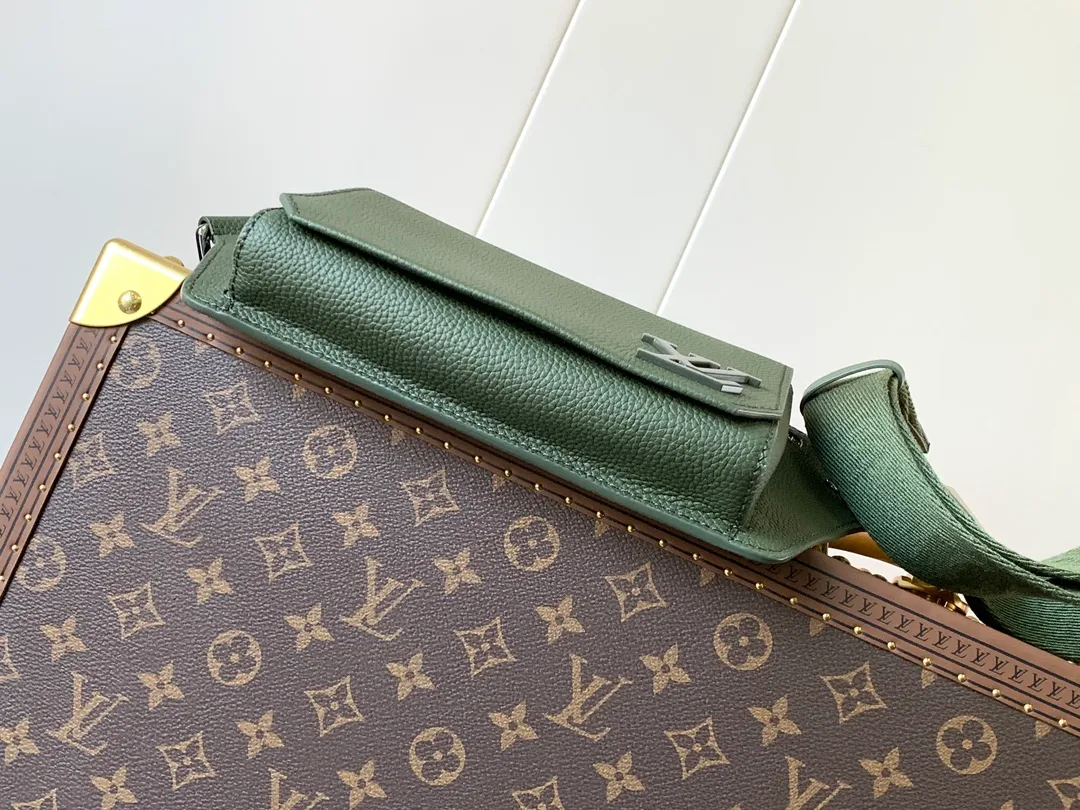 💰940 (first-grain leather) top original order M57081 black M21364 blue M21364 gray green M21364 military green top original order transcoding chip exclusive original order The new LV Aerogram shoulder bag is made of fine grained cow leather to create a minimalist design, allowing fashionistas to free their hands, with a metal LV logo and a shoulder strap derived from the brand's traditional hard case. An obtuse flap and magnetic closure open the generous main compartment, and a zippered pocket adds an extra layer of protection. 30.0 x 16.0 x 3.0 cm (Length x Height x Width) • LV Aerogram cow leather • Cow leather trim • Textile lining • Metal hardware • Metal lettering logo • Flap front pocket with magnetic closure • Zip outer compartment • Shoulder strap: non-detachable, adjustable • Half-length strap: 36.0 cm • Half-length strap adjustable to: 53.0 cm