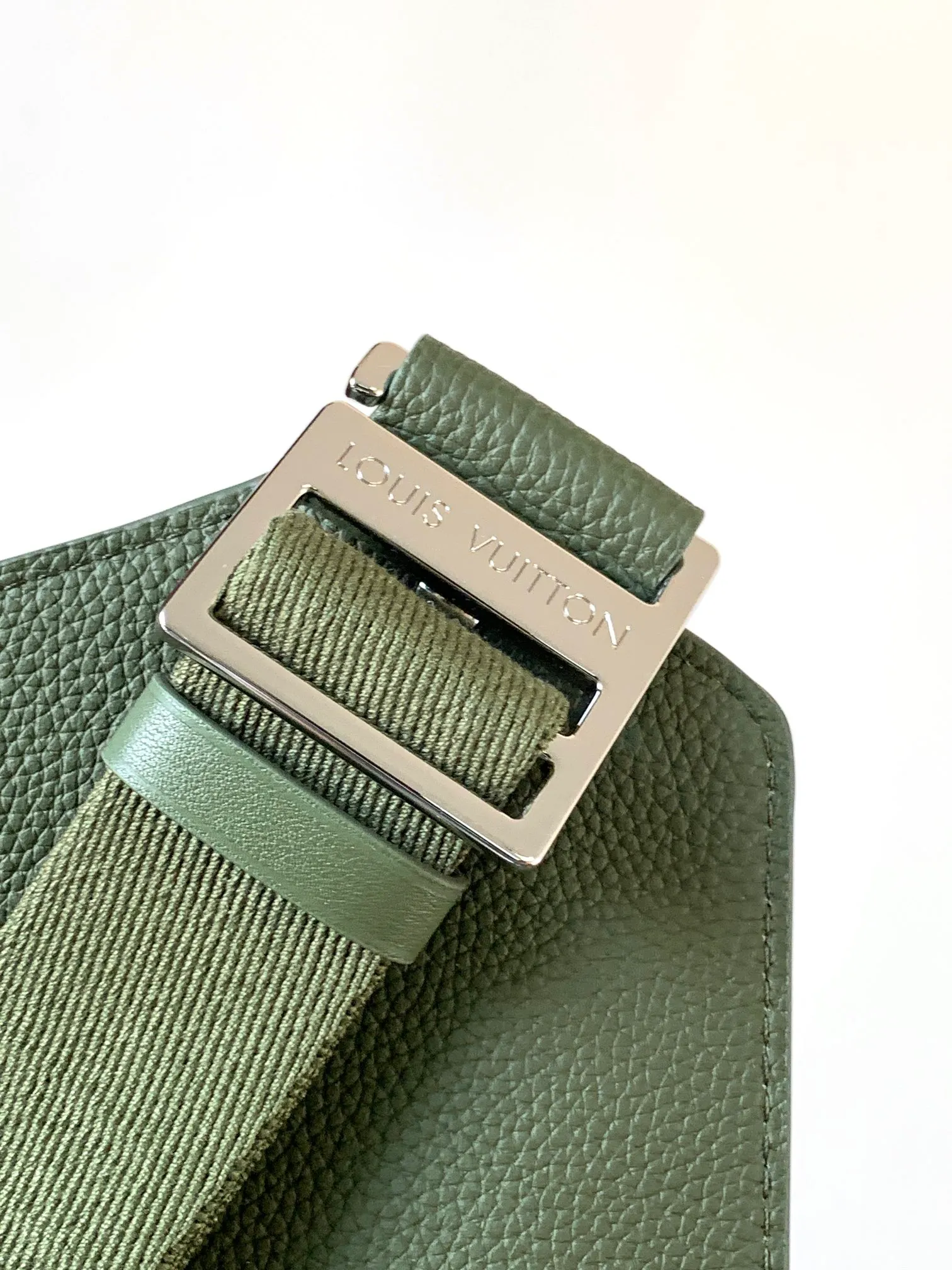 💰940 (first-grain leather) top original order M57081 black M21364 blue M21364 gray green M21364 military green top original order transcoding chip exclusive original order The new LV Aerogram shoulder bag is made of fine grained cow leather to create a minimalist design, allowing fashionistas to free their hands, with a metal LV logo and a shoulder strap derived from the brand's traditional hard case. An obtuse flap and magnetic closure open the generous main compartment, and a zippered pocket adds an extra layer of protection. 30.0 x 16.0 x 3.0 cm (Length x Height x Width) • LV Aerogram cow leather • Cow leather trim • Textile lining • Metal hardware • Metal lettering logo • Flap front pocket with magnetic closure • Zip outer compartment • Shoulder strap: non-detachable, adjustable • Half-length strap: 36.0 cm • Half-length strap adjustable to: 53.0 cm