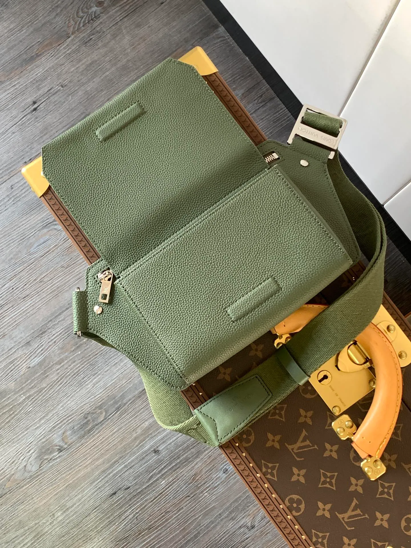 💰940 (first-grain leather) top original order M57081 black M21364 blue M21364 gray green M21364 military green top original order transcoding chip exclusive original order The new LV Aerogram shoulder bag is made of fine grained cow leather to create a minimalist design, allowing fashionistas to free their hands, with a metal LV logo and a shoulder strap derived from the brand's traditional hard case. An obtuse flap and magnetic closure open the generous main compartment, and a zippered pocket adds an extra layer of protection. 30.0 x 16.0 x 3.0 cm (Length x Height x Width) • LV Aerogram cow leather • Cow leather trim • Textile lining • Metal hardware • Metal lettering logo • Flap front pocket with magnetic closure • Zip outer compartment • Shoulder strap: non-detachable, adjustable • Half-length strap: 36.0 cm • Half-length strap adjustable to: 53.0 cm