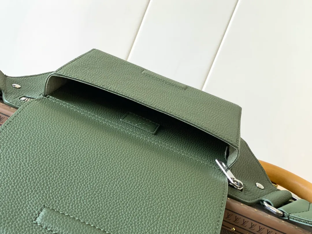 💰940 (first-grain leather) top original order M57081 black M21364 blue M21364 gray green M21364 military green top original order transcoding chip exclusive original order The new LV Aerogram shoulder bag is made of fine grained cow leather to create a minimalist design, allowing fashionistas to free their hands, with a metal LV logo and a shoulder strap derived from the brand's traditional hard case. An obtuse flap and magnetic closure open the generous main compartment, and a zippered pocket adds an extra layer of protection. 30.0 x 16.0 x 3.0 cm (Length x Height x Width) • LV Aerogram cow leather • Cow leather trim • Textile lining • Metal hardware • Metal lettering logo • Flap front pocket with magnetic closure • Zip outer compartment • Shoulder strap: non-detachable, adjustable • Half-length strap: 36.0 cm • Half-length strap adjustable to: 53.0 cm