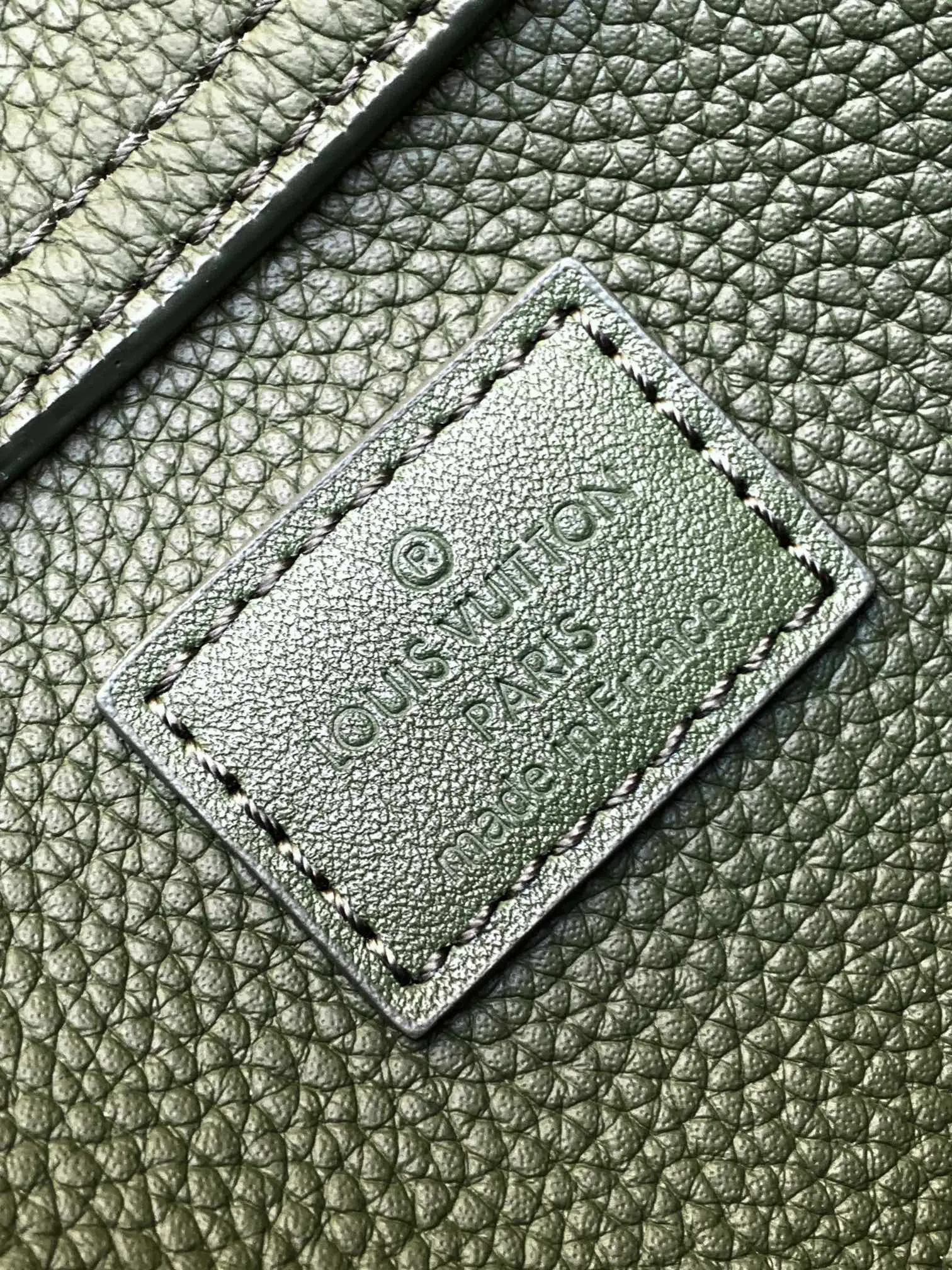 💰940 (first-grain leather) top original order M57081 black M21364 blue M21364 gray green M21364 military green top original order transcoding chip exclusive original order The new LV Aerogram shoulder bag is made of fine grained cow leather to create a minimalist design, allowing fashionistas to free their hands, with a metal LV logo and a shoulder strap derived from the brand's traditional hard case. An obtuse flap and magnetic closure open the generous main compartment, and a zippered pocket adds an extra layer of protection. 30.0 x 16.0 x 3.0 cm (Length x Height x Width) • LV Aerogram cow leather • Cow leather trim • Textile lining • Metal hardware • Metal lettering logo • Flap front pocket with magnetic closure • Zip outer compartment • Shoulder strap: non-detachable, adjustable • Half-length strap: 36.0 cm • Half-length strap adjustable to: 53.0 cm