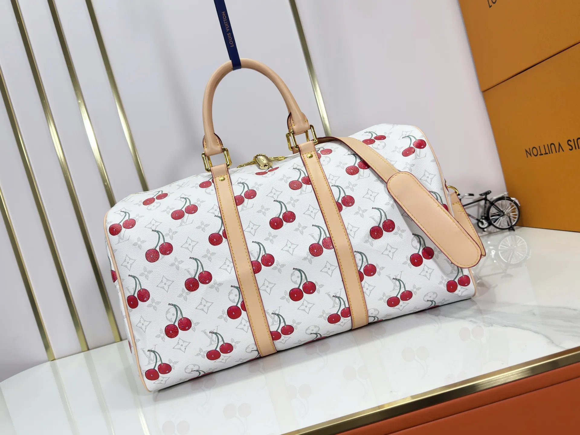 P340 Upgraded original [Keepall Bandoulière 45] M13764 white cherry travel bag has a new look from the Louis Vuitton x Takashi Murakami series. Classic Monogram canvas features a patchwork pattern of sweet cherries and a bold lining that reflects the playful aesthetic of renowned Japanese artist Takashi Murakami. Side straps, top handles and adjustable shoulder straps reveal the natural color of the leather, while dazzling hardware completes the look. Dimensions: 27 x 20 x 45 cm