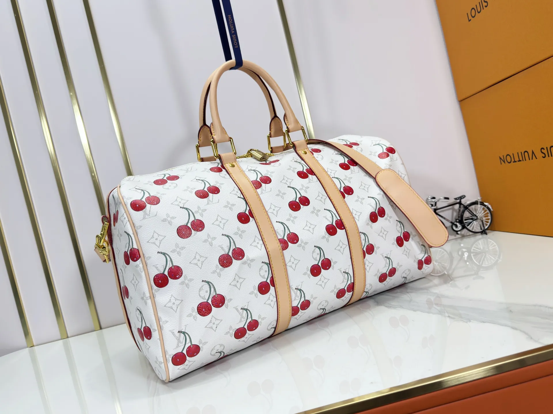 P340 Upgraded original [Keepall Bandoulière 45] M13764 white cherry travel bag has a new look from the Louis Vuitton x Takashi Murakami series. Classic Monogram canvas features a patchwork pattern of sweet cherries and a bold lining that reflects the playful aesthetic of renowned Japanese artist Takashi Murakami. Side straps, top handles and adjustable shoulder straps reveal the natural color of the leather, while dazzling hardware completes the look. Dimensions: 27 x 20 x 45 cm