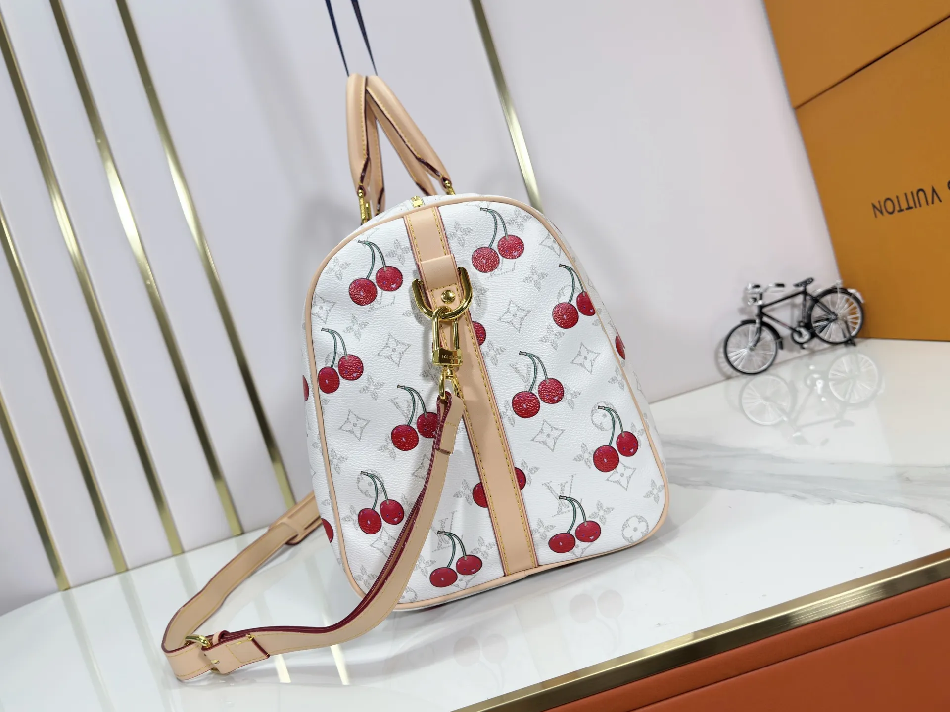 P340 Upgraded original [Keepall Bandoulière 45] M13764 white cherry travel bag has a new look from the Louis Vuitton x Takashi Murakami series. Classic Monogram canvas features a patchwork pattern of sweet cherries and a bold lining that reflects the playful aesthetic of renowned Japanese artist Takashi Murakami. Side straps, top handles and adjustable shoulder straps reveal the natural color of the leather, while dazzling hardware completes the look. Dimensions: 27 x 20 x 45 cm