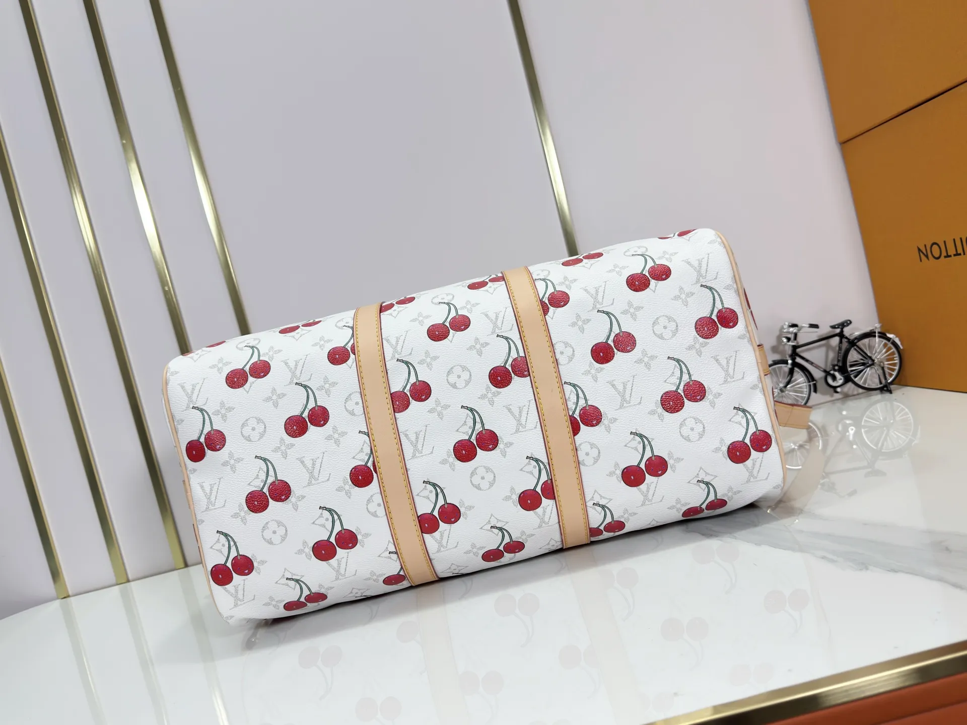 P340 Upgraded original [Keepall Bandoulière 45] M13764 white cherry travel bag has a new look from the Louis Vuitton x Takashi Murakami series. Classic Monogram canvas features a patchwork pattern of sweet cherries and a bold lining that reflects the playful aesthetic of renowned Japanese artist Takashi Murakami. Side straps, top handles and adjustable shoulder straps reveal the natural color of the leather, while dazzling hardware completes the look. Dimensions: 27 x 20 x 45 cm