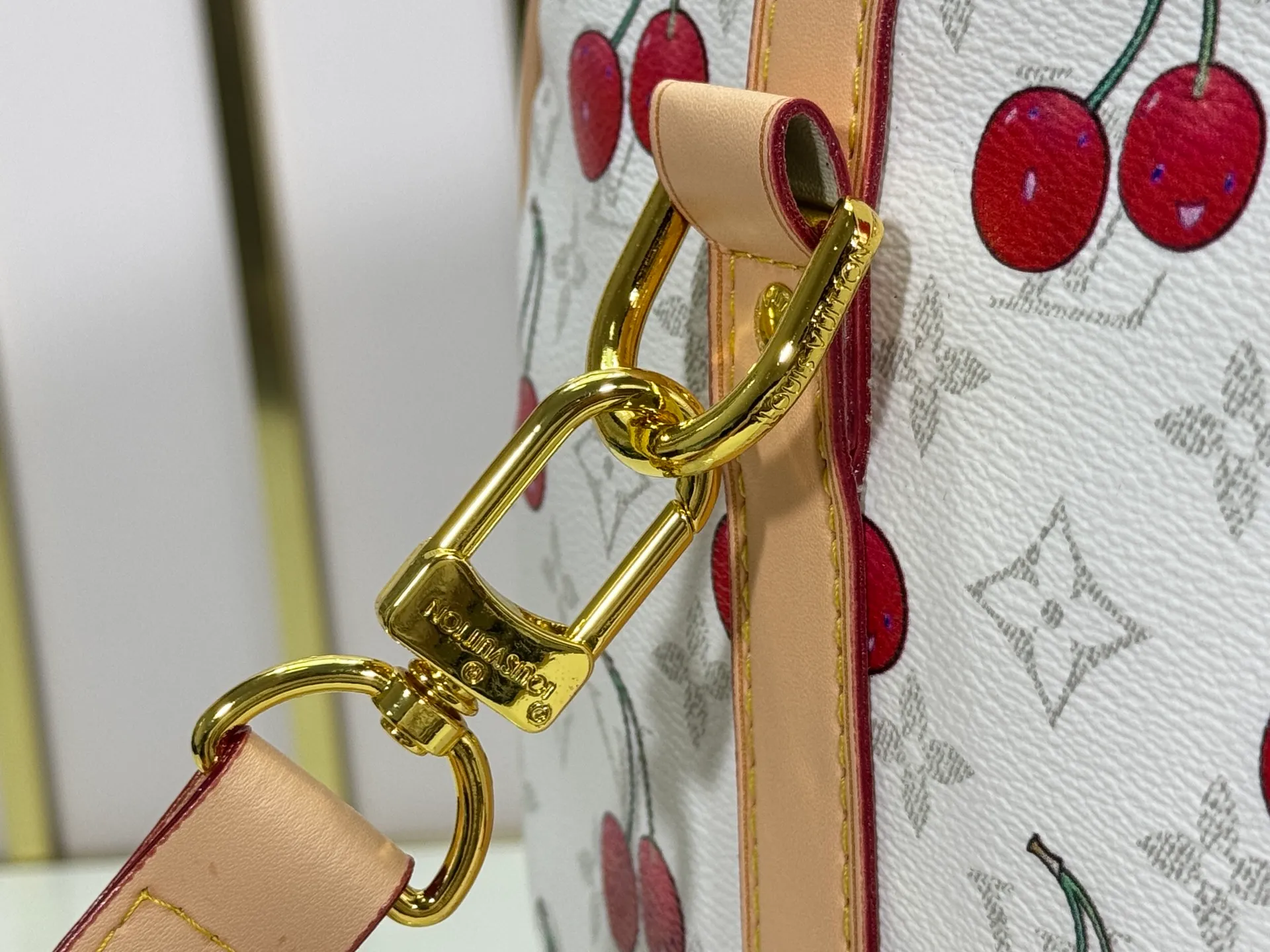 P340 Upgraded original [Keepall Bandoulière 45] M13764 white cherry travel bag has a new look from the Louis Vuitton x Takashi Murakami series. Classic Monogram canvas features a patchwork pattern of sweet cherries and a bold lining that reflects the playful aesthetic of renowned Japanese artist Takashi Murakami. Side straps, top handles and adjustable shoulder straps reveal the natural color of the leather, while dazzling hardware completes the look. Dimensions: 27 x 20 x 45 cm