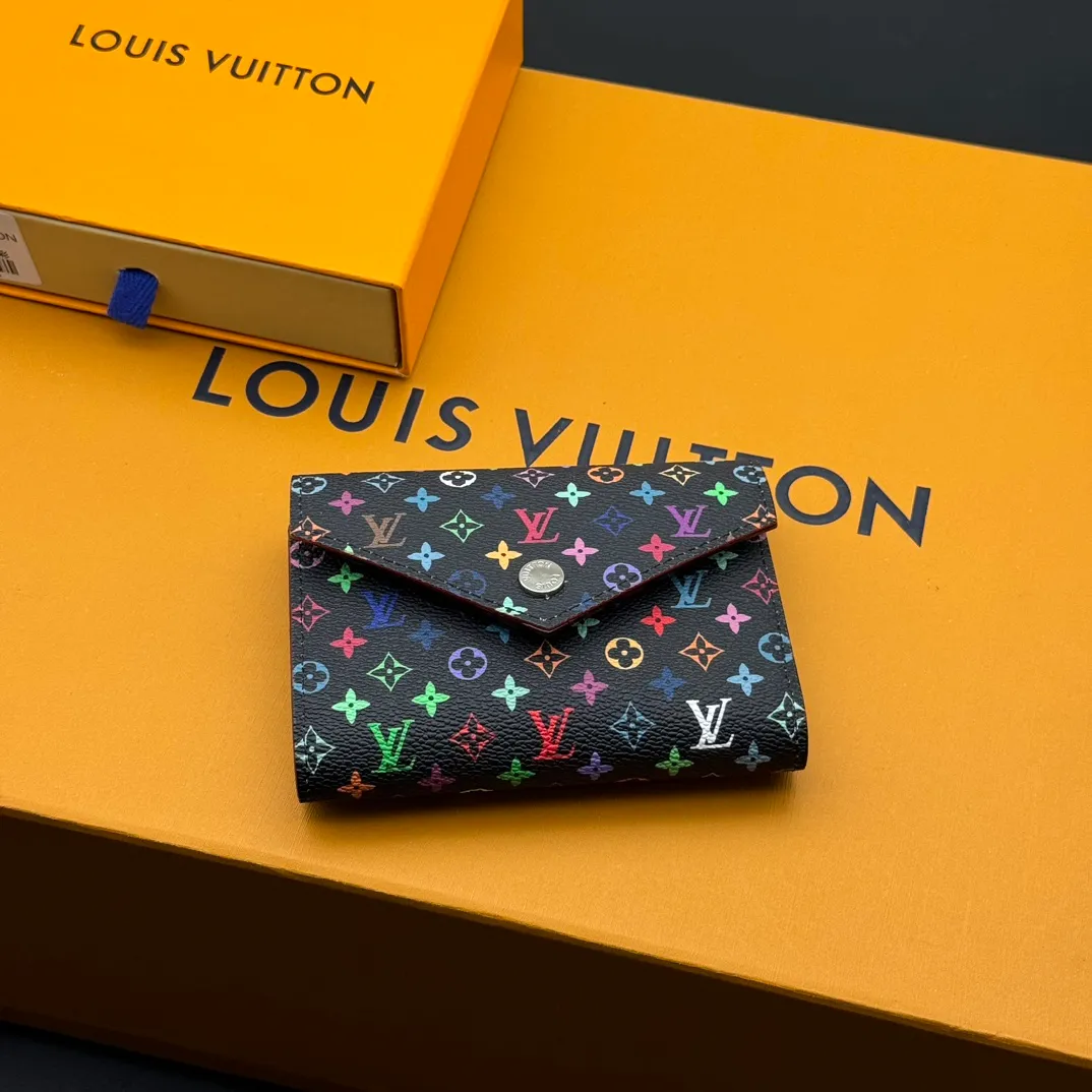 💰110 💎Top quality 🇫🇷This replica Victorine wallet from the Louis Vuitton x Murakami series is small and exquisite. The colorful Monogram pattern reinterprets Louis Vuitton's classic logo with the famous rainbow tones of Japanese artist Takashi Murakami. The wallet is made of coated canvas with fine cowhide lining and silver-tone hardware. It has a zippered coin compartment and multiple interior compartments for banknotes and business cards. Model: M14163 Dimensions: 12 x 9.5 x 2.5 cm (length x height x width)