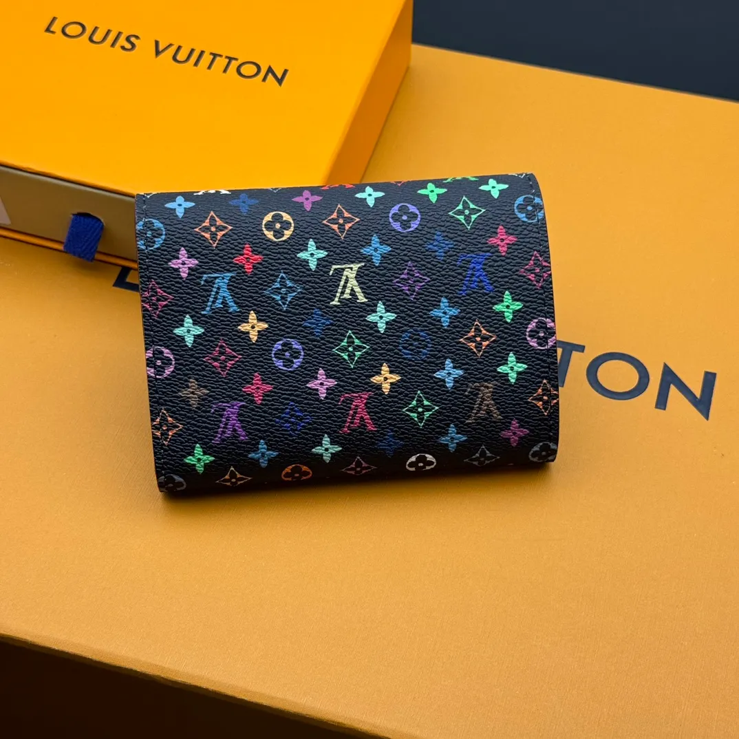 💰110 💎Top quality 🇫🇷This replica Victorine wallet from the Louis Vuitton x Murakami series is small and exquisite. The colorful Monogram pattern reinterprets Louis Vuitton's classic logo with the famous rainbow tones of Japanese artist Takashi Murakami. The wallet is made of coated canvas with fine cowhide lining and silver-tone hardware. It has a zippered coin compartment and multiple interior compartments for banknotes and business cards. Model: M14163 Dimensions: 12 x 9.5 x 2.5 cm (length x height x width)