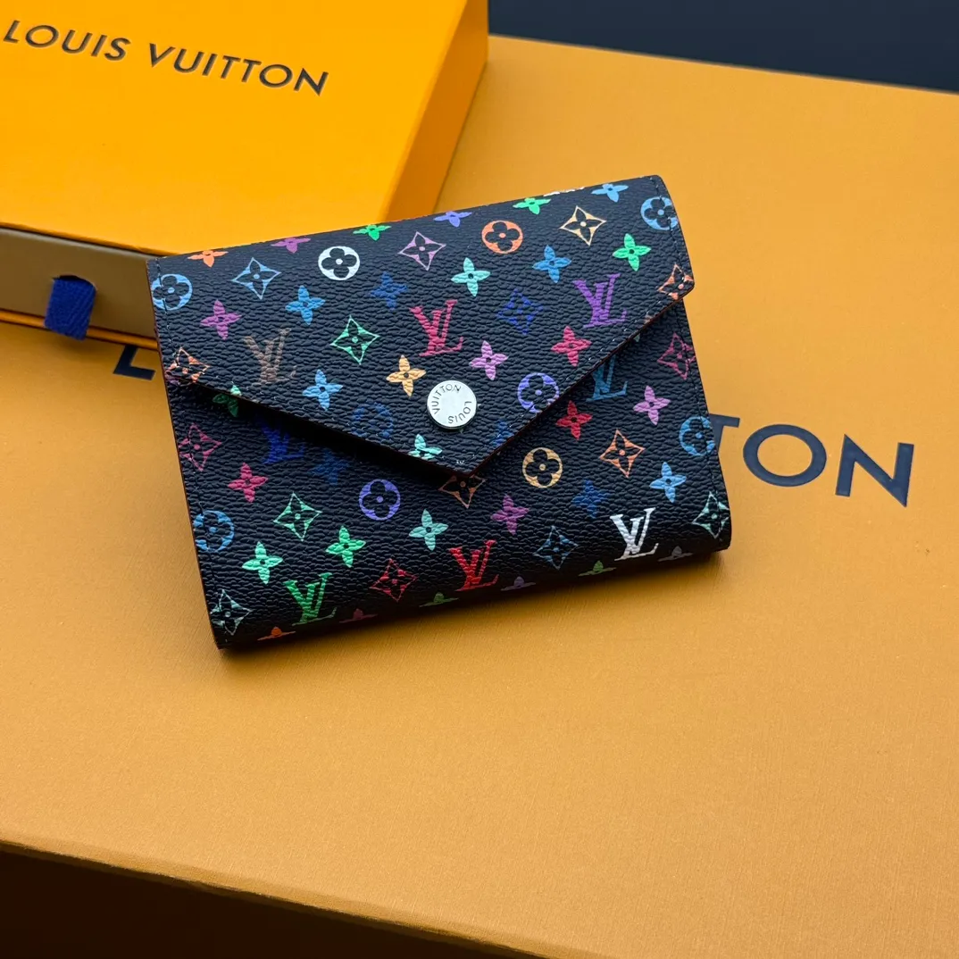 💰110 💎Top quality 🇫🇷This replica Victorine wallet from the Louis Vuitton x Murakami series is small and exquisite. The colorful Monogram pattern reinterprets Louis Vuitton's classic logo with the famous rainbow tones of Japanese artist Takashi Murakami. The wallet is made of coated canvas with fine cowhide lining and silver-tone hardware. It has a zippered coin compartment and multiple interior compartments for banknotes and business cards. Model: M14163 Dimensions: 12 x 9.5 x 2.5 cm (length x height x width)
