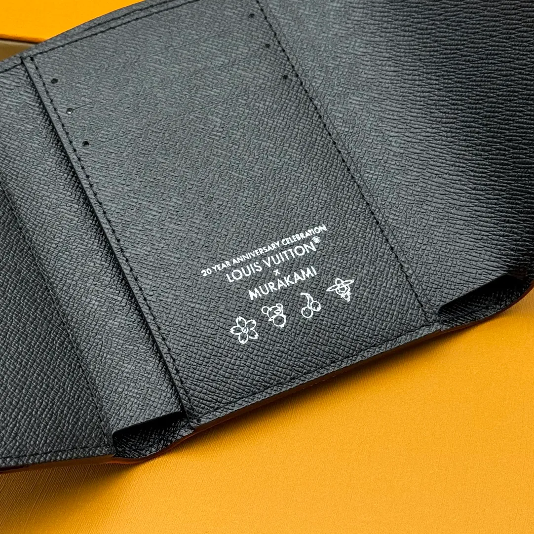 💰110 💎Top quality 🇫🇷This replica Victorine wallet from the Louis Vuitton x Murakami series is small and exquisite. The colorful Monogram pattern reinterprets Louis Vuitton's classic logo with the famous rainbow tones of Japanese artist Takashi Murakami. The wallet is made of coated canvas with fine cowhide lining and silver-tone hardware. It has a zippered coin compartment and multiple interior compartments for banknotes and business cards. Model: M14163 Dimensions: 12 x 9.5 x 2.5 cm (length x height x width)