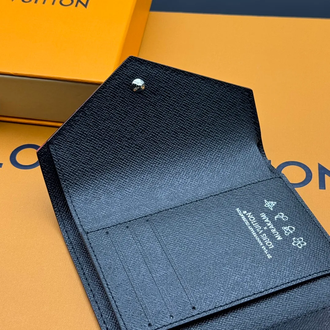 💰110 💎Top quality 🇫🇷This replica Victorine wallet from the Louis Vuitton x Murakami series is small and exquisite. The colorful Monogram pattern reinterprets Louis Vuitton's classic logo with the famous rainbow tones of Japanese artist Takashi Murakami. The wallet is made of coated canvas with fine cowhide lining and silver-tone hardware. It has a zippered coin compartment and multiple interior compartments for banknotes and business cards. Model: M14163 Dimensions: 12 x 9.5 x 2.5 cm (length x height x width)