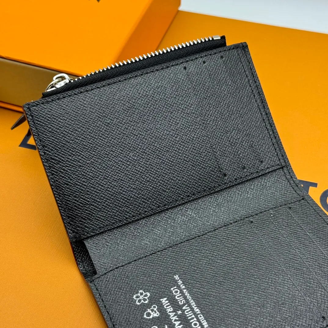 💰110 💎Top quality 🇫🇷This replica Victorine wallet from the Louis Vuitton x Murakami series is small and exquisite. The colorful Monogram pattern reinterprets Louis Vuitton's classic logo with the famous rainbow tones of Japanese artist Takashi Murakami. The wallet is made of coated canvas with fine cowhide lining and silver-tone hardware. It has a zippered coin compartment and multiple interior compartments for banknotes and business cards. Model: M14163 Dimensions: 12 x 9.5 x 2.5 cm (length x height x width)