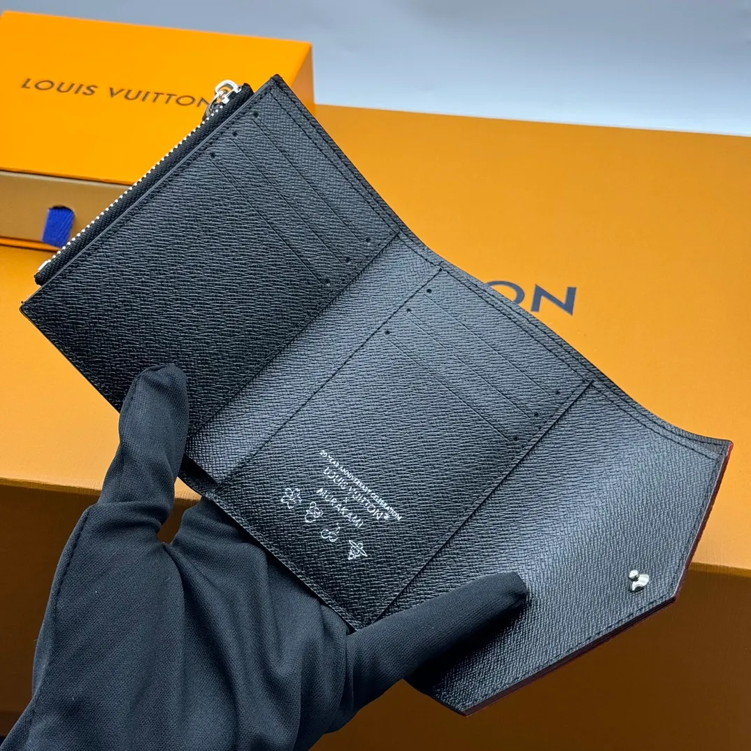 💰110 💎Top quality 🇫🇷This replica Victorine wallet from the Louis Vuitton x Murakami series is small and exquisite. The colorful Monogram pattern reinterprets Louis Vuitton's classic logo with the famous rainbow tones of Japanese artist Takashi Murakami. The wallet is made of coated canvas with fine cowhide lining and silver-tone hardware. It has a zippered coin compartment and multiple interior compartments for banknotes and business cards. Model: M14163 Dimensions: 12 x 9.5 x 2.5 cm (length x height x width)