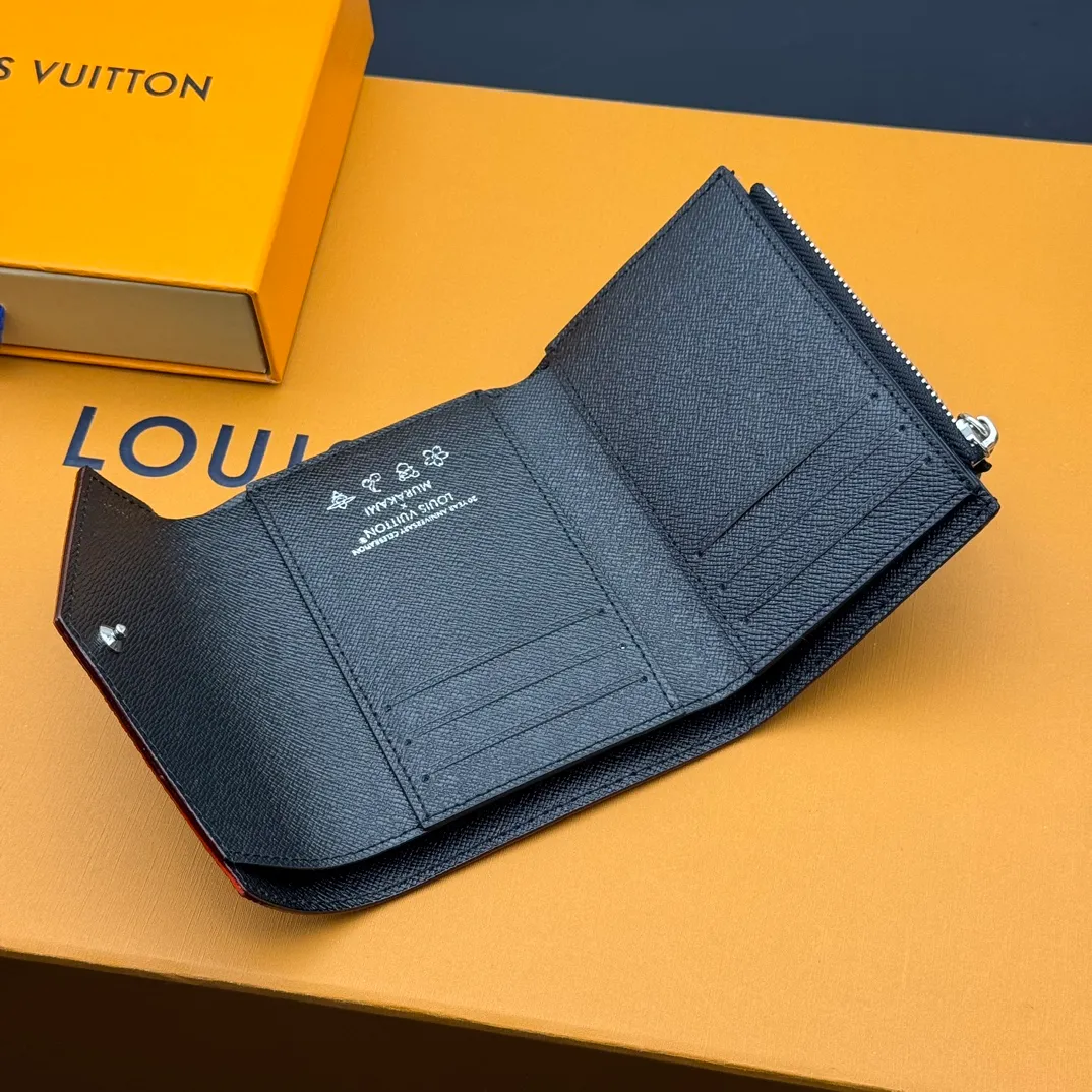 💰110 💎Top quality 🇫🇷This replica Victorine wallet from the Louis Vuitton x Murakami series is small and exquisite. The colorful Monogram pattern reinterprets Louis Vuitton's classic logo with the famous rainbow tones of Japanese artist Takashi Murakami. The wallet is made of coated canvas with fine cowhide lining and silver-tone hardware. It has a zippered coin compartment and multiple interior compartments for banknotes and business cards. Model: M14163 Dimensions: 12 x 9.5 x 2.5 cm (length x height x width)