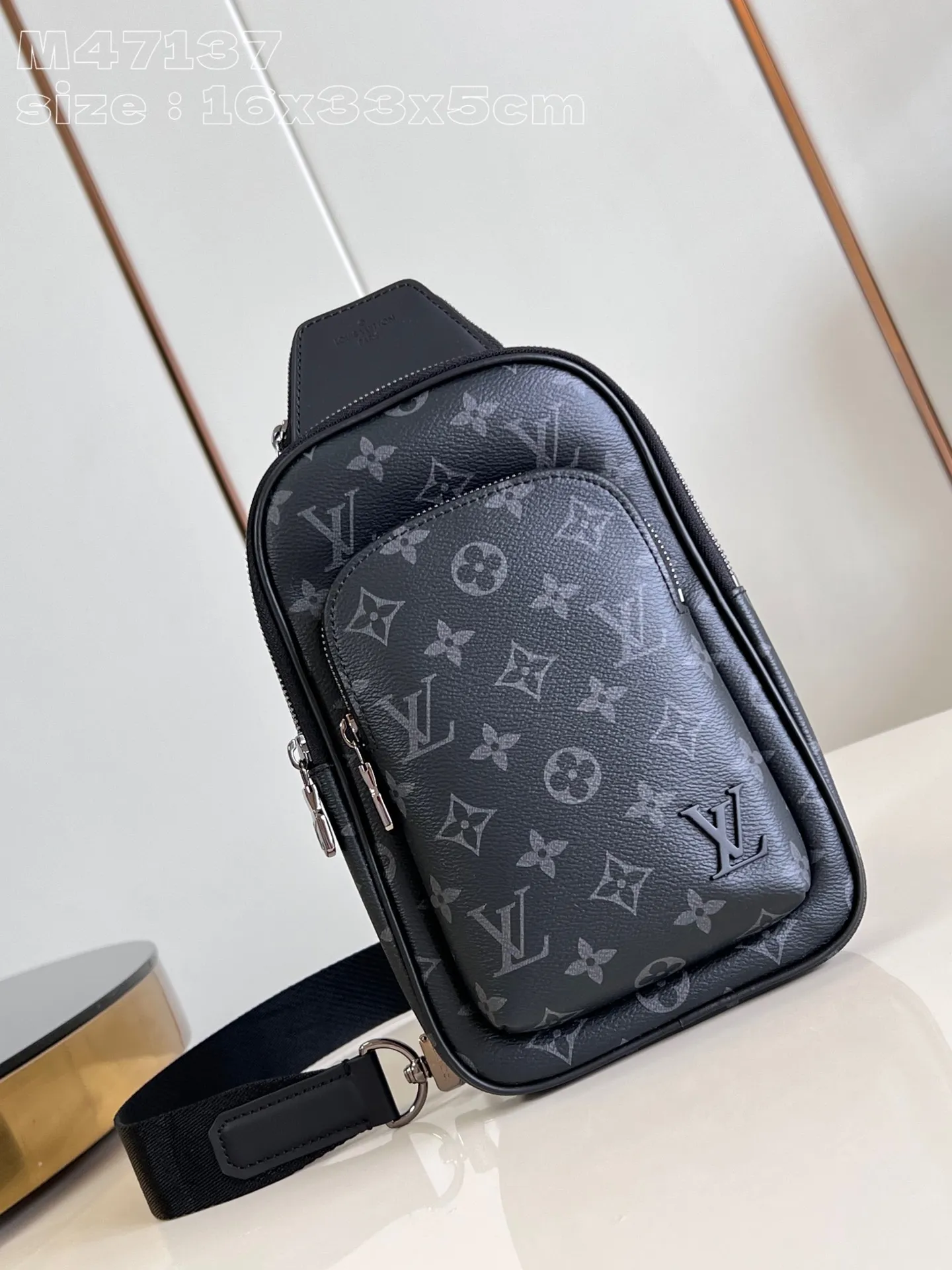 💰860 Top original item [Exclusive real shot M47137 black flower/matching version] This Avenue small shoulder bag is made of Monogram Eclipse coated canvas, and explores the trend of cross-body travel with its exquisite configuration. An interior pocket in the main compartment ensures secure storage, while an exterior zippered pocket provides easy access to frequently used items. There is a triangular zipper pocket where the shoulder strap connects to the handbag. 16 x 33 x 5.7 cm (Length x Height x Width) M