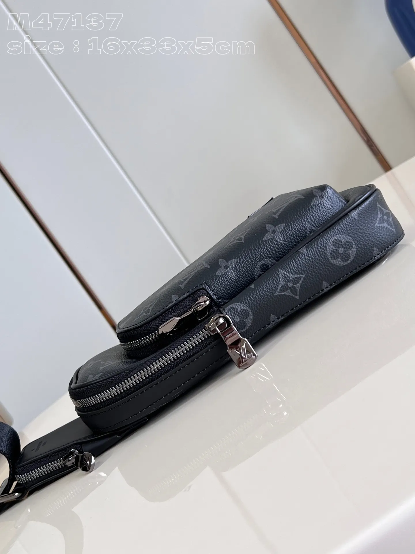 💰860 Top original item [Exclusive real shot M47137 black flower/matching version] This Avenue small shoulder bag is made of Monogram Eclipse coated canvas, and explores the trend of cross-body travel with its exquisite configuration. An interior pocket in the main compartment ensures secure storage, while an exterior zippered pocket provides easy access to frequently used items. There is a triangular zipper pocket where the shoulder strap connects to the handbag. 16 x 33 x 5.7 cm (Length x Height x Width) M
