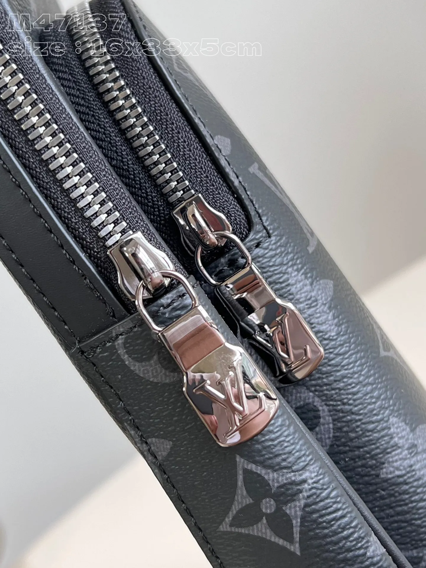 💰860 Top original item [Exclusive real shot M47137 black flower/matching version] This Avenue small shoulder bag is made of Monogram Eclipse coated canvas, and explores the trend of cross-body travel with its exquisite configuration. An interior pocket in the main compartment ensures secure storage, while an exterior zippered pocket provides easy access to frequently used items. There is a triangular zipper pocket where the shoulder strap connects to the handbag. 16 x 33 x 5.7 cm (Length x Height x Width) M
