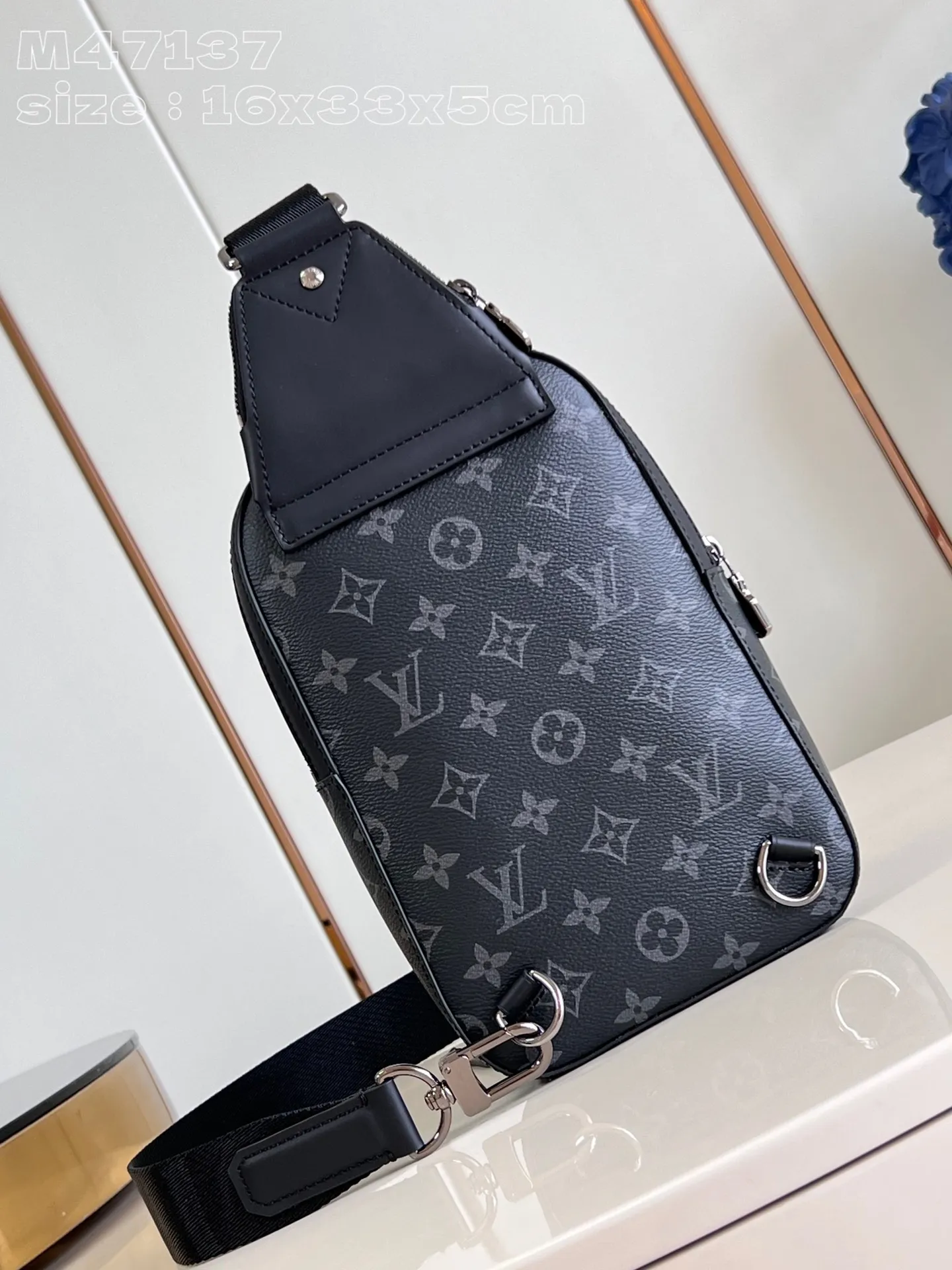 💰860 Top original item [Exclusive real shot M47137 black flower/matching version] This Avenue small shoulder bag is made of Monogram Eclipse coated canvas, and explores the trend of cross-body travel with its exquisite configuration. An interior pocket in the main compartment ensures secure storage, while an exterior zippered pocket provides easy access to frequently used items. There is a triangular zipper pocket where the shoulder strap connects to the handbag. 16 x 33 x 5.7 cm (Length x Height x Width) M