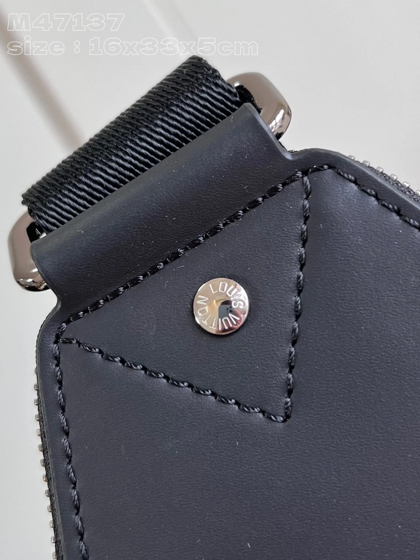 💰860 Top original item [Exclusive real shot M47137 black flower/matching version] This Avenue small shoulder bag is made of Monogram Eclipse coated canvas, and explores the trend of cross-body travel with its exquisite configuration. An interior pocket in the main compartment ensures secure storage, while an exterior zippered pocket provides easy access to frequently used items. There is a triangular zipper pocket where the shoulder strap connects to the handbag. 16 x 33 x 5.7 cm (Length x Height x Width) M