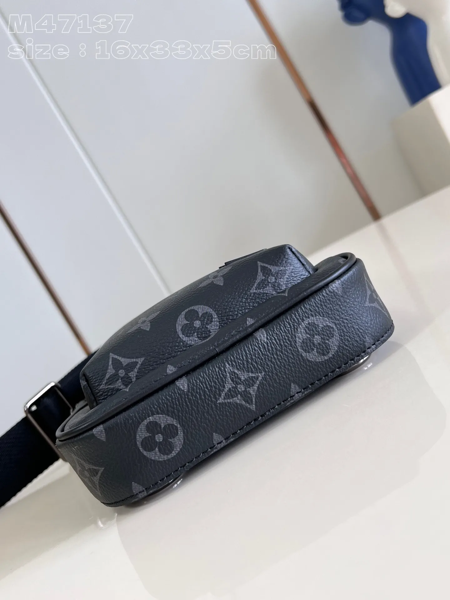 💰860 Top original item [Exclusive real shot M47137 black flower/matching version] This Avenue small shoulder bag is made of Monogram Eclipse coated canvas, and explores the trend of cross-body travel with its exquisite configuration. An interior pocket in the main compartment ensures secure storage, while an exterior zippered pocket provides easy access to frequently used items. There is a triangular zipper pocket where the shoulder strap connects to the handbag. 16 x 33 x 5.7 cm (Length x Height x Width) M