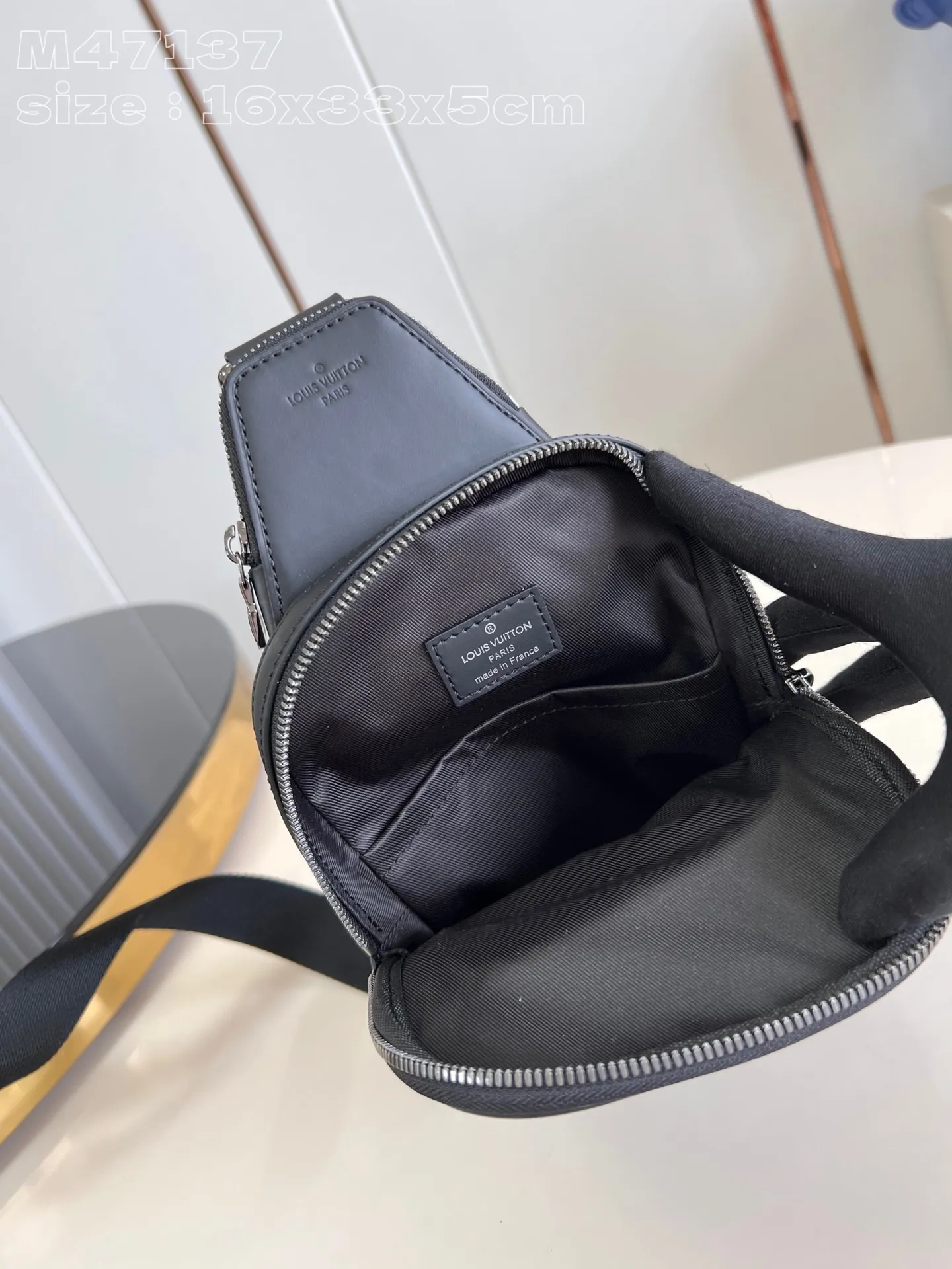 💰860 Top original item [Exclusive real shot M47137 black flower/matching version] This Avenue small shoulder bag is made of Monogram Eclipse coated canvas, and explores the trend of cross-body travel with its exquisite configuration. An interior pocket in the main compartment ensures secure storage, while an exterior zippered pocket provides easy access to frequently used items. There is a triangular zipper pocket where the shoulder strap connects to the handbag. 16 x 33 x 5.7 cm (Length x Height x Width) M