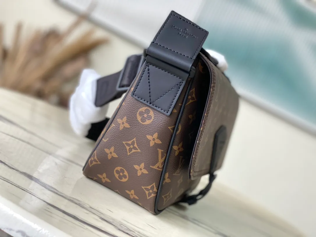 💰1000 Top Original M46685 Presbyopia Montsouris messenger bag is made of Monogram Eclipse canvas, with a modern configuration and ample space. Pockets and compartments provide easy access to everything you need on the go, and the fabric shoulder straps and archive buckle add to the brand's style. Dimensions: 34 x 19 x 11 cm