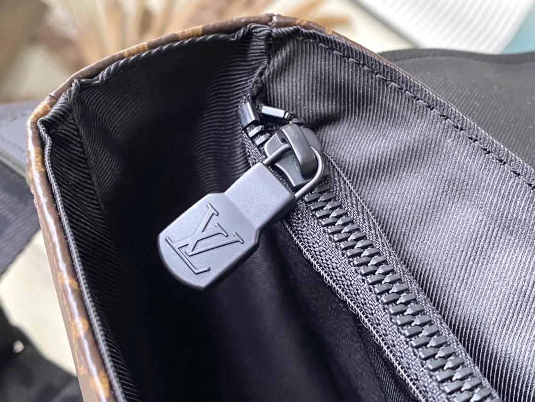 💰1000 Top Original M46685 Presbyopia Montsouris messenger bag is made of Monogram Eclipse canvas, with a modern configuration and ample space. Pockets and compartments provide easy access to everything you need on the go, and the fabric shoulder straps and archive buckle add to the brand's style. Dimensions: 34 x 19 x 11 cm