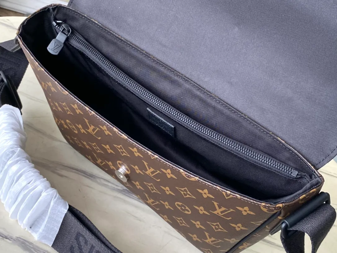 💰1000 Top Original M46685 Presbyopia Montsouris messenger bag is made of Monogram Eclipse canvas, with a modern configuration and ample space. Pockets and compartments provide easy access to everything you need on the go, and the fabric shoulder straps and archive buckle add to the brand's style. Dimensions: 34 x 19 x 11 cm