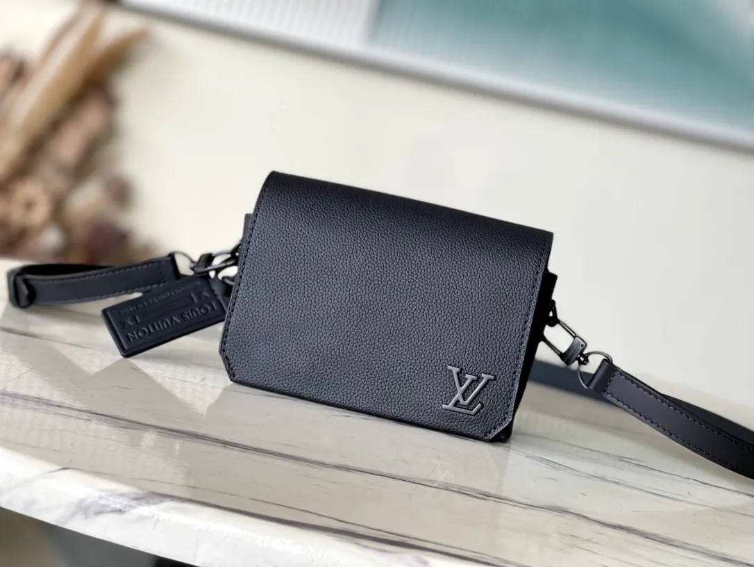 💰880 (first-grain leather) top original order M82085 black all-leather men's messenger bag series FASTLINE mini handbag The Fastline mini handbag combines grained cow leather and metal parts, with the bias-cut details of the flap and the LV letters on the front corner to highlight the iconic design of the Aerogram series. The detachable shoulder strap allows for multiple carrying options. Detailed features 17.3 x 12 x 7 cm.