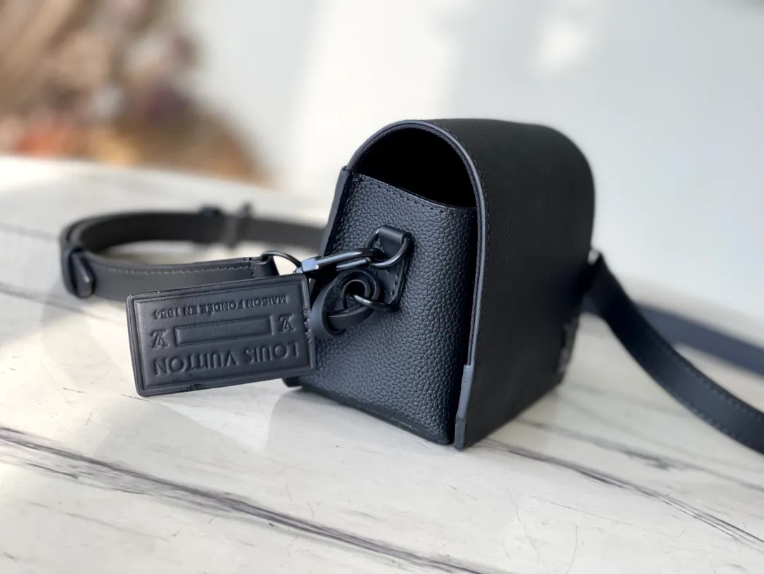💰880 (first-grain leather) top original order M82085 black all-leather men's messenger bag series FASTLINE mini handbag The Fastline mini handbag combines grained cow leather and metal parts, with the bias-cut details of the flap and the LV letters on the front corner to highlight the iconic design of the Aerogram series. The detachable shoulder strap allows for multiple carrying options. Detailed features 17.3 x 12 x 7 cm.