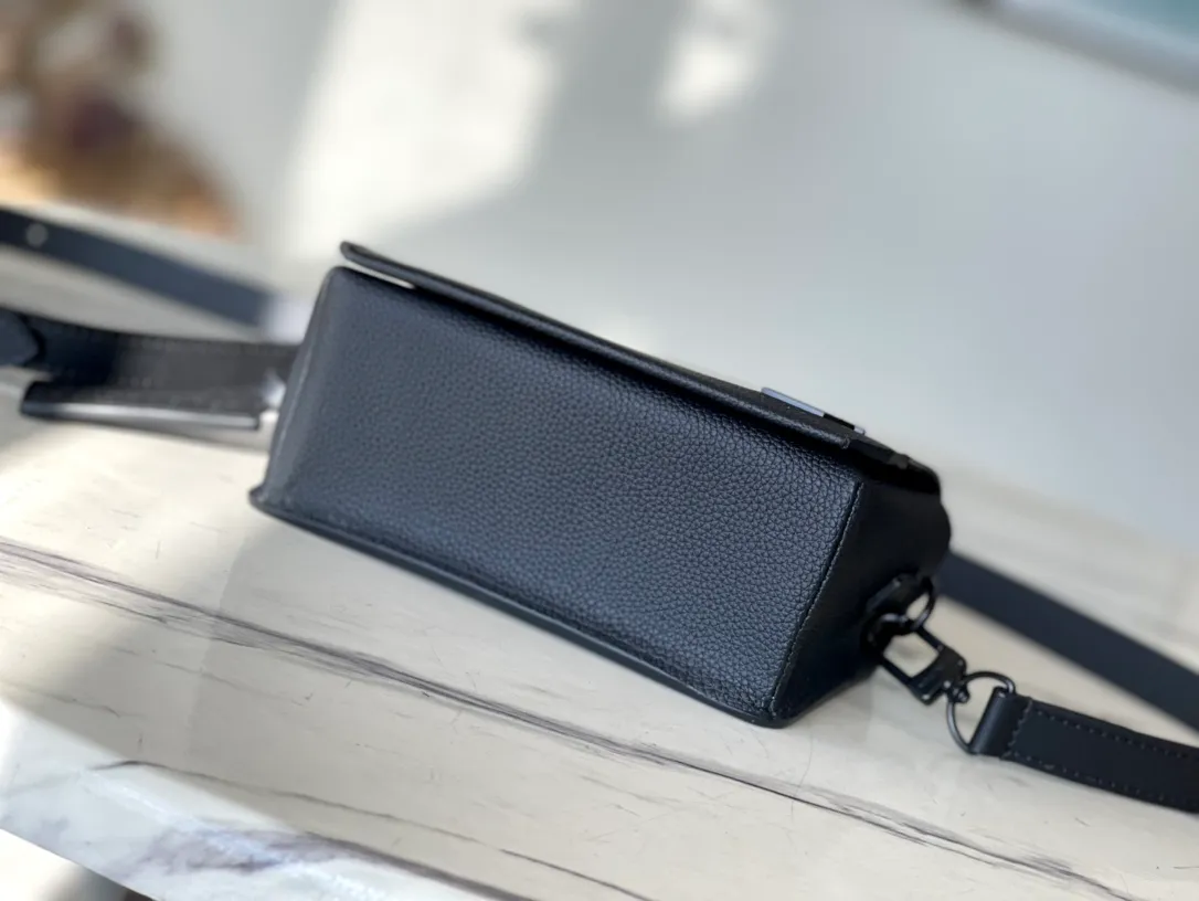 💰880 (first-grain leather) top original order M82085 black all-leather men's messenger bag series FASTLINE mini handbag The Fastline mini handbag combines grained cow leather and metal parts, with the bias-cut details of the flap and the LV letters on the front corner to highlight the iconic design of the Aerogram series. The detachable shoulder strap allows for multiple carrying options. Detailed features 17.3 x 12 x 7 cm.