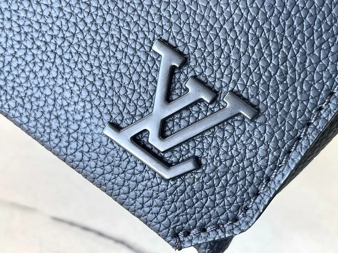 💰880 (first-grain leather) top original order M82085 black all-leather men's messenger bag series FASTLINE mini handbag The Fastline mini handbag combines grained cow leather and metal parts, with the bias-cut details of the flap and the LV letters on the front corner to highlight the iconic design of the Aerogram series. The detachable shoulder strap allows for multiple carrying options. Detailed features 17.3 x 12 x 7 cm.