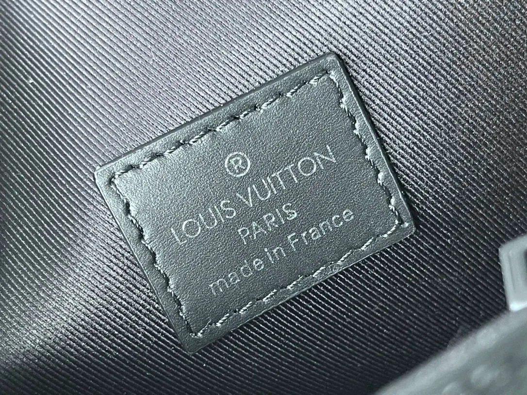 💰880 (first-grain leather) top original order M82085 black all-leather men's messenger bag series FASTLINE mini handbag The Fastline mini handbag combines grained cow leather and metal parts, with the bias-cut details of the flap and the LV letters on the front corner to highlight the iconic design of the Aerogram series. The detachable shoulder strap allows for multiple carrying options. Detailed features 17.3 x 12 x 7 cm.