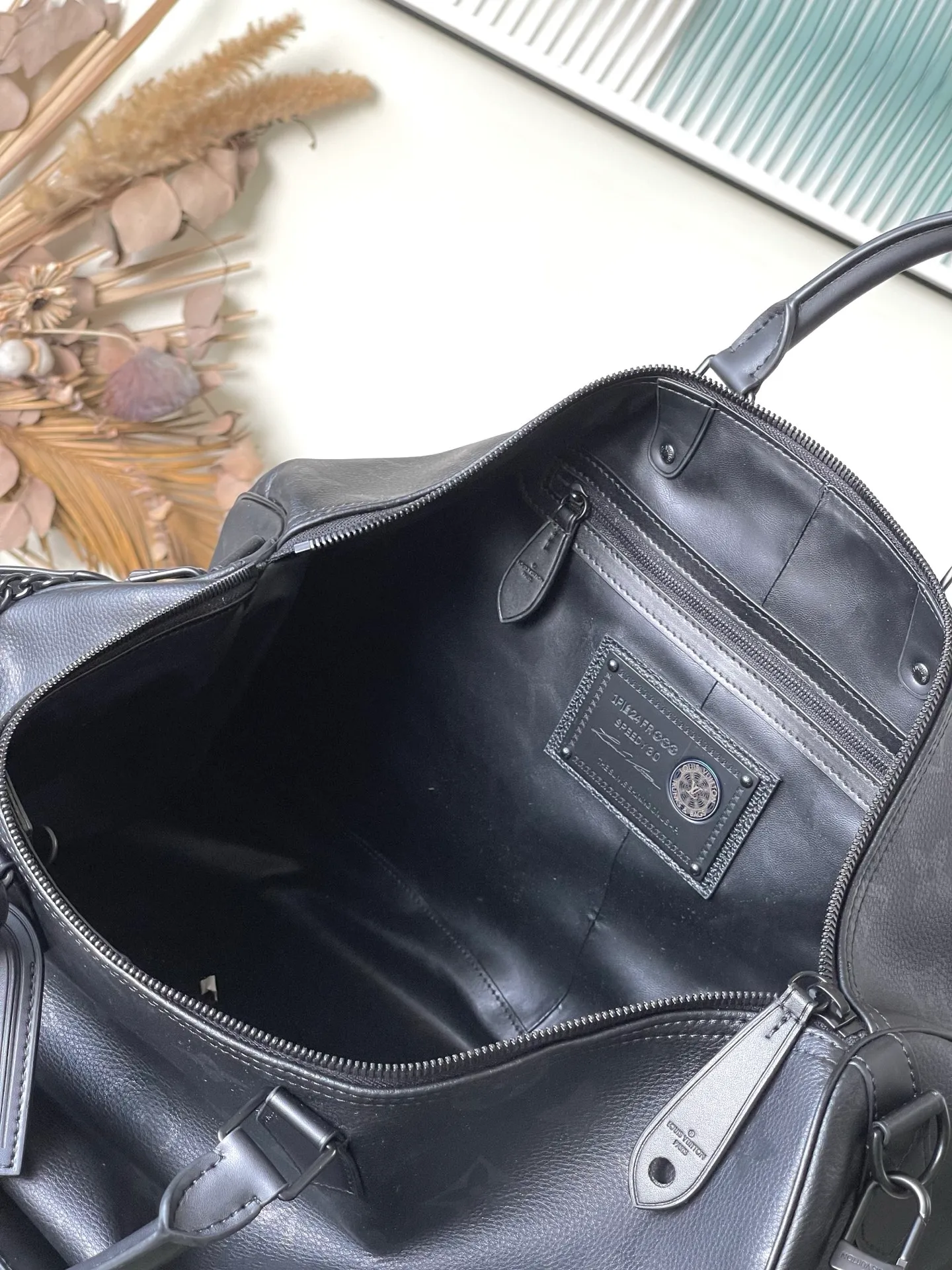 💰1940 (top layer leather) top original order M14022 Speedy P18 Bandouliere 50 handbag is a spacious and luxurious handbag, made of exceptionally soft cow leather and decorated with classic Monogram print, showing a luxurious texture. As one of Louis Vuitton's iconic travel bags, the Speedy 50 handbag has been crafted by Pharrell Williams. The lion pattern is cleverly integrated into the handle fastener, and the Yingze logo plate is inlaid on the inside. Dimensions: 50 × 32 × 29 cm