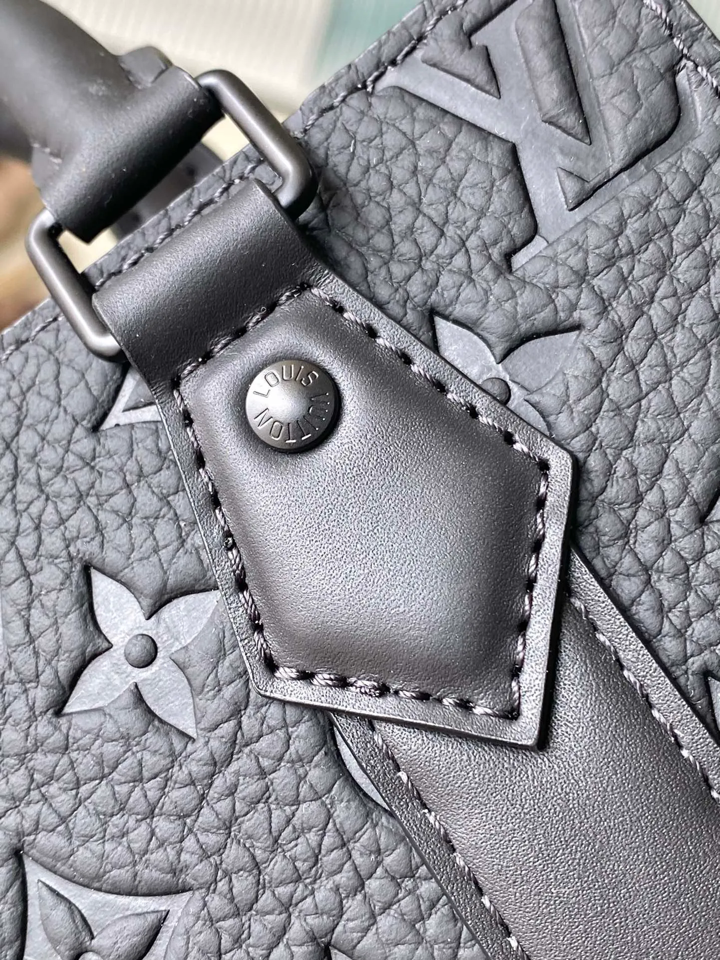 💰960 (first-grain leather) top original order M46453 black full leather mini men's bag series As a compact handbag in the Sac Plat series, the Monogram Eclipse coated canvas, cow leather trim, fabric lining, Sac Plat mini handbag this time combines Monogram Eclipse canvas, leather trim and metal parts, with a detachable nameplate and wide cow leather side straps. The on-the-go cross-body design has plenty of room for a smartphone, wallet and keys. Dimensions: 19 x 22 x 7 cm