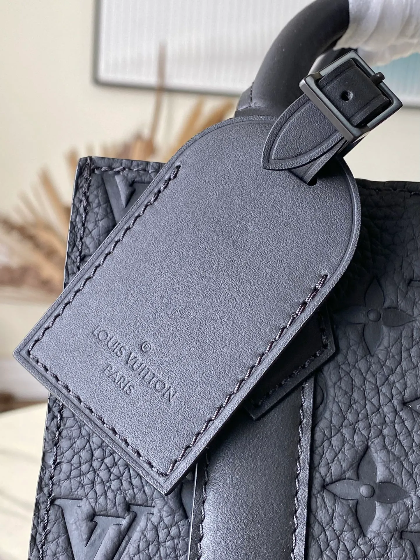 💰960 (first-grain leather) top original order M46453 black full leather mini men's bag series As a compact handbag in the Sac Plat series, the Monogram Eclipse coated canvas, cow leather trim, fabric lining, Sac Plat mini handbag this time combines Monogram Eclipse canvas, leather trim and metal parts, with a detachable nameplate and wide cow leather side straps. The on-the-go cross-body design has plenty of room for a smartphone, wallet and keys. Dimensions: 19 x 22 x 7 cm