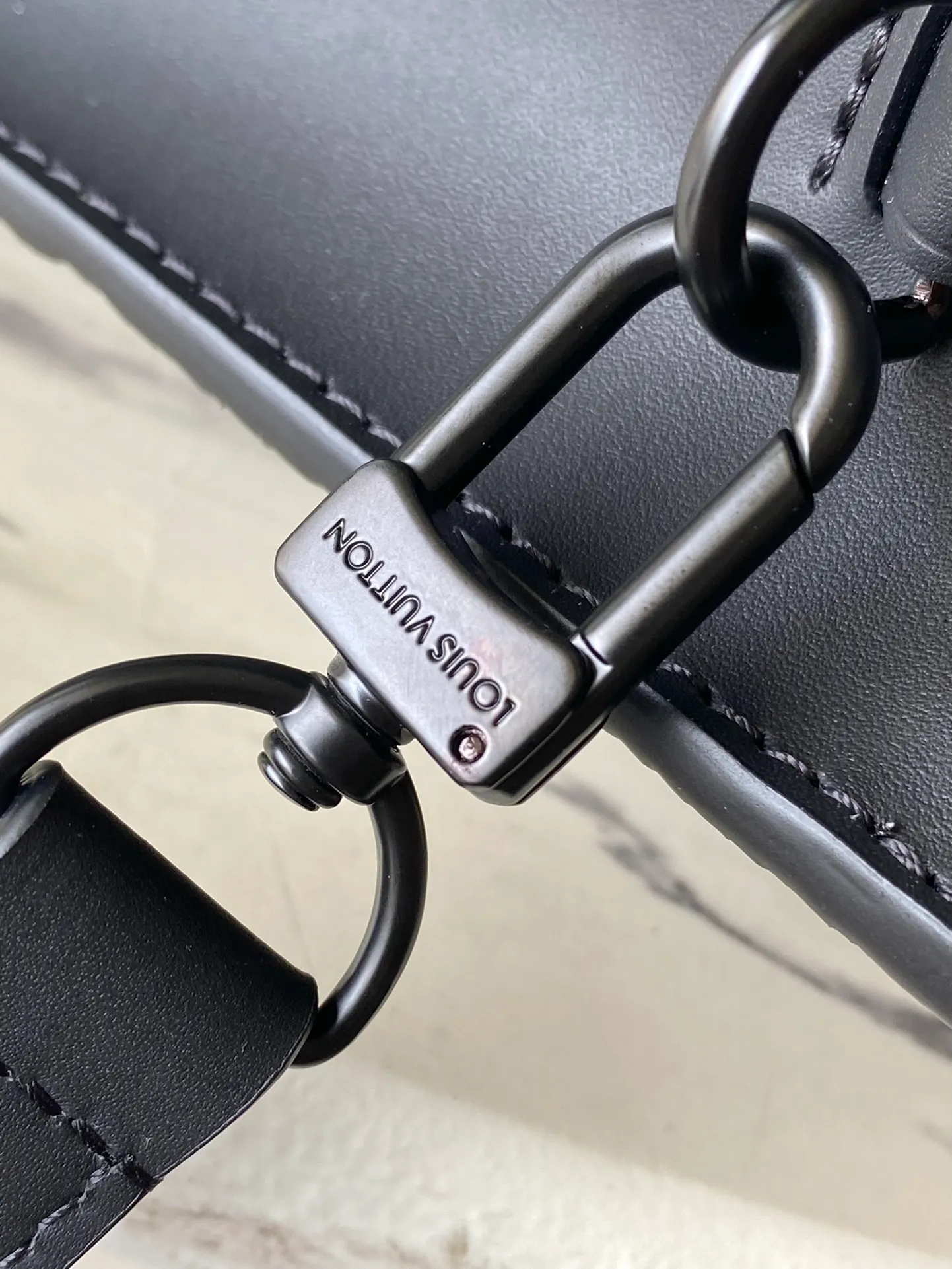 💰960 (first-grain leather) top original order M46453 black full leather mini men's bag series As a compact handbag in the Sac Plat series, the Monogram Eclipse coated canvas, cow leather trim, fabric lining, Sac Plat mini handbag this time combines Monogram Eclipse canvas, leather trim and metal parts, with a detachable nameplate and wide cow leather side straps. The on-the-go cross-body design has plenty of room for a smartphone, wallet and keys. Dimensions: 19 x 22 x 7 cm