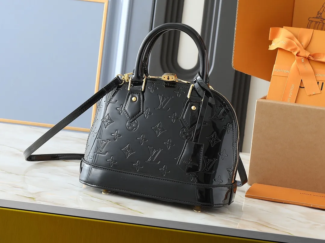💰240💰Upgraded from the original model, the same patent leather series 53152.91606Alma BB 40302, 93595, handbags are derived from the classic Louis Vuitton bag designed in 1934. This compact bag easily holds keys, wallet, smartphone and lipstick. Detachable shoulder strap for cross-body wear. This modern version of the bag continues its classic silhouette, in Epi leather in bright and inspiring colours, dimensions: 25x19x11