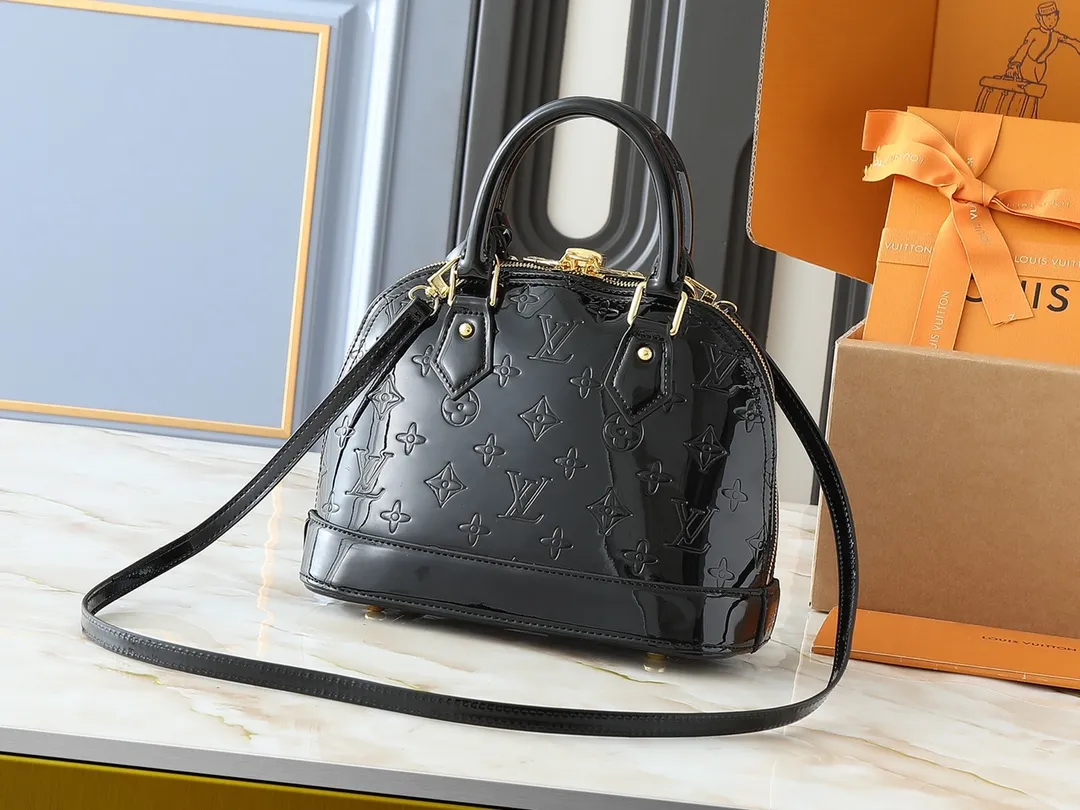 💰240💰Upgraded from the original model, the same patent leather series 53152.91606Alma BB 40302, 93595, handbags are derived from the classic Louis Vuitton bag designed in 1934. This compact bag easily holds keys, wallet, smartphone and lipstick. Detachable shoulder strap for cross-body wear. This modern version of the bag continues its classic silhouette, in Epi leather in bright and inspiring colours, dimensions: 25x19x11