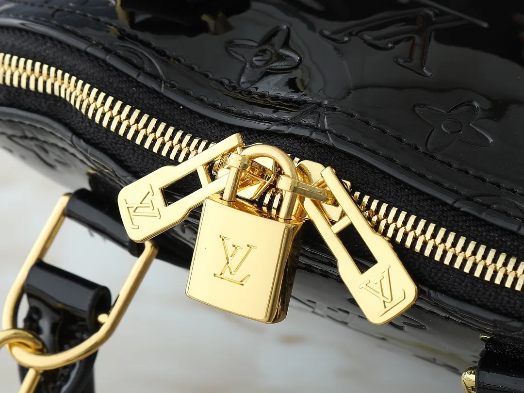 💰240💰Upgraded from the original model, the same patent leather series 53152.91606Alma BB 40302, 93595, handbags are derived from the classic Louis Vuitton bag designed in 1934. This compact bag easily holds keys, wallet, smartphone and lipstick. Detachable shoulder strap for cross-body wear. This modern version of the bag continues its classic silhouette, in Epi leather in bright and inspiring colours, dimensions: 25x19x11