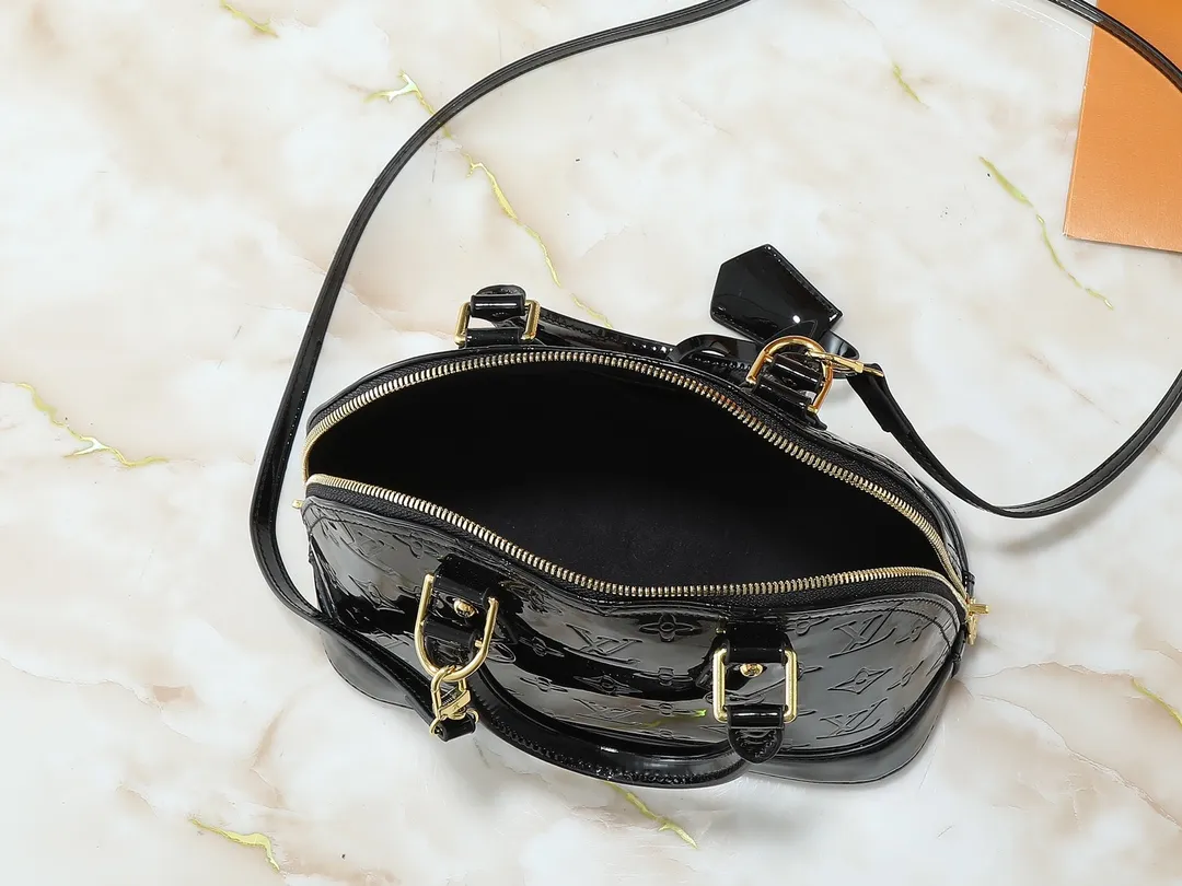 💰240💰Upgraded from the original model, the same patent leather series 53152.91606Alma BB 40302, 93595, handbags are derived from the classic Louis Vuitton bag designed in 1934. This compact bag easily holds keys, wallet, smartphone and lipstick. Detachable shoulder strap for cross-body wear. This modern version of the bag continues its classic silhouette, in Epi leather in bright and inspiring colours, dimensions: 25x19x11
