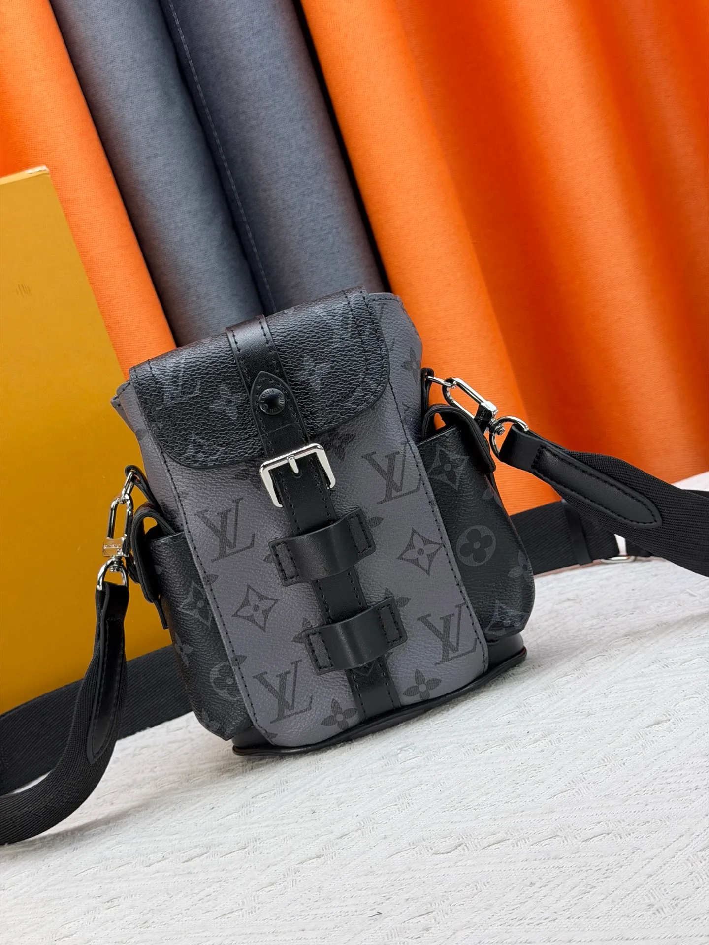 P220 Upgraded original version M82769 This Nano Christopher handbag cleverly condenses the essence of Louis Vuitton's classic Christopher backpack. The black floral black leather hijab backpack and shoulder bag oo[handshake][handshake] exquisitely reproduces the side pockets, spring buckle opening and closing and buckle details. The detachable shoulder strap and D-ring add cross-body wear or can be worn as a shoulder bag. Dimensions: 14 x 19 x 6 cm (length x height x width)